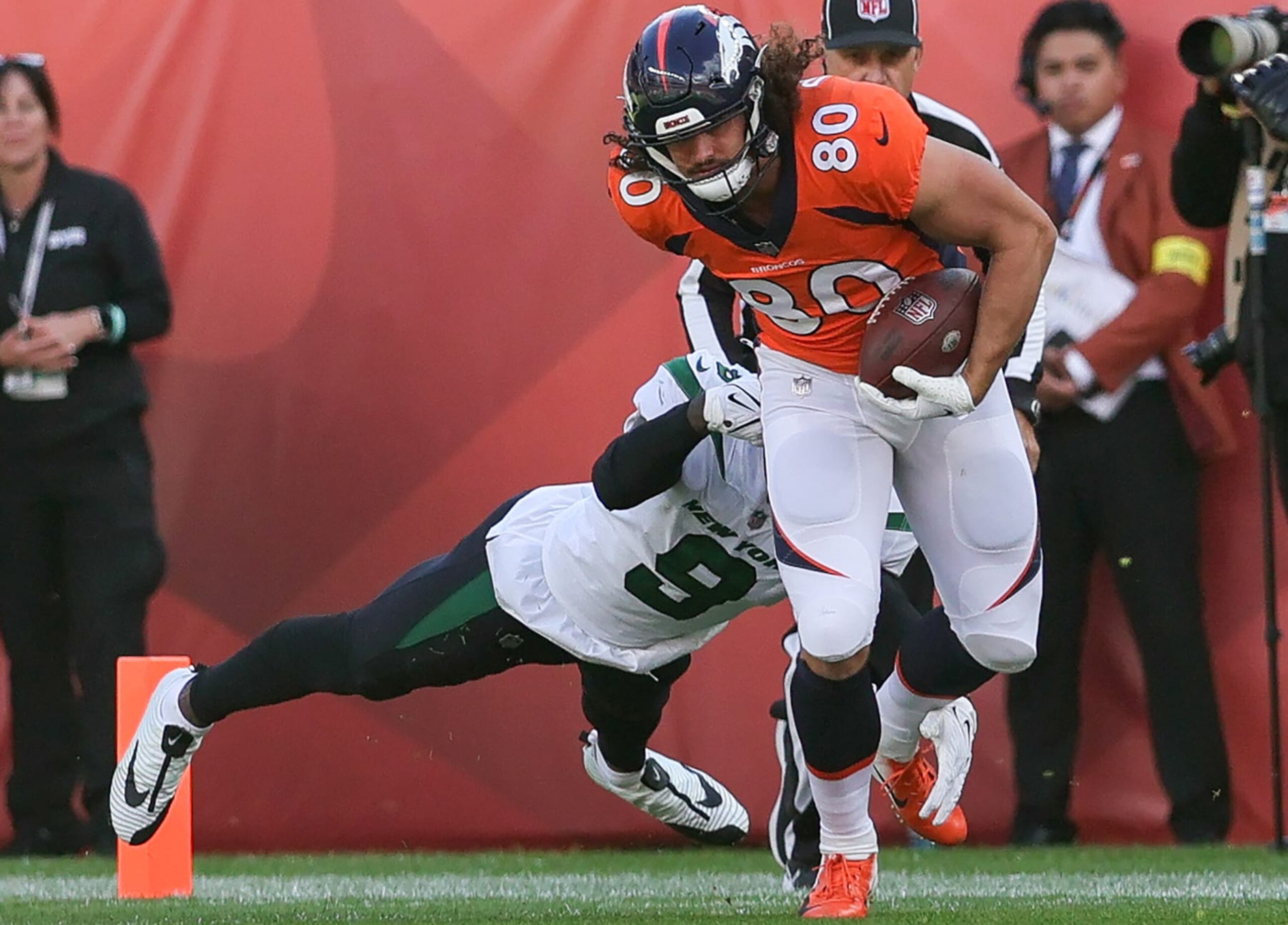 DENVER, CO - OCTOBER 23: Denver Broncos tight end Greg Dulcich (80) breaks a tackle against New York Jets linebacker Kwon Alexander (9) during a NFL game between the New York Jets and the Denver Broncos on October 23, 2022 at Empower Field at Mile High in Denver, CO. (Photo by Steve Nurenberg/Icon Sportswire via Getty Images)
