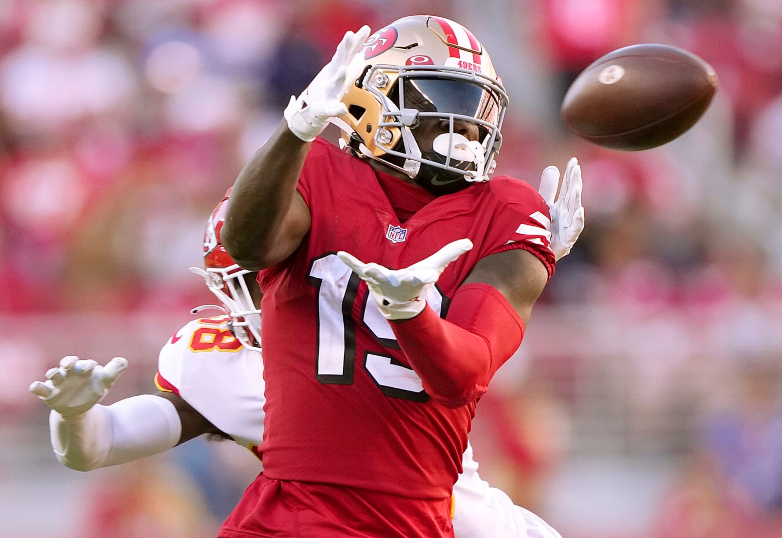 SANTA CLARA, CALIFORNIA - OCTOBER 23: Deebo Samuel #19 of the San Francisco 49ers catches a pass in the fourth quarter against L'Jarius Sneed #38 of the Kansas City Chiefs at Levi's Stadium on October 23, 2022 in Santa Clara, California. (Photo by Thearon W. Henderson/Getty Images) SANTA CLARA, CALIFORNIA - OCTOBER 23: Deebo Samuel #19 of the San Francisco 49ers catches a pass in the fourth quarter against L'Jarius Sneed #38 of the Kansas City Chiefs at Levi's Stadium on October 23, 2022 in Santa Clara, California. (Photo by Thearon W. Henderson/Getty Images)