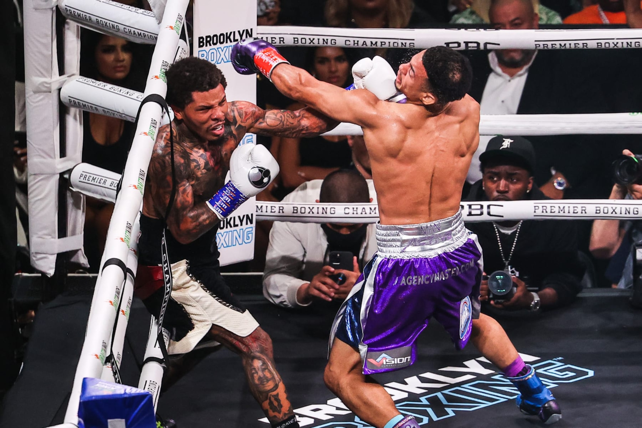 NEW YORK, NY - MAY 28: Gervanto Davis knocked Rolando Romero out during the 6th round of their fight for the WBA World Lightweight Championship on Saturday night at the Barclays Center in Brooklyn of New York City, United States on May 28, 2022. (Photo by Tayfun Coร
kun/Anadolu Agency via Getty Images) NEW YORK, NY - MAY 28: Gervanto Davis knocked Rolando Romero out during the 6th round of their fight for the WBA World Lightweight Championship on Saturday night at the Barclays Center in Brooklyn of New York City, United States on May 28, 2022. (Photo by Tayfun Coร
kun/Anadolu Agency via Getty Images)