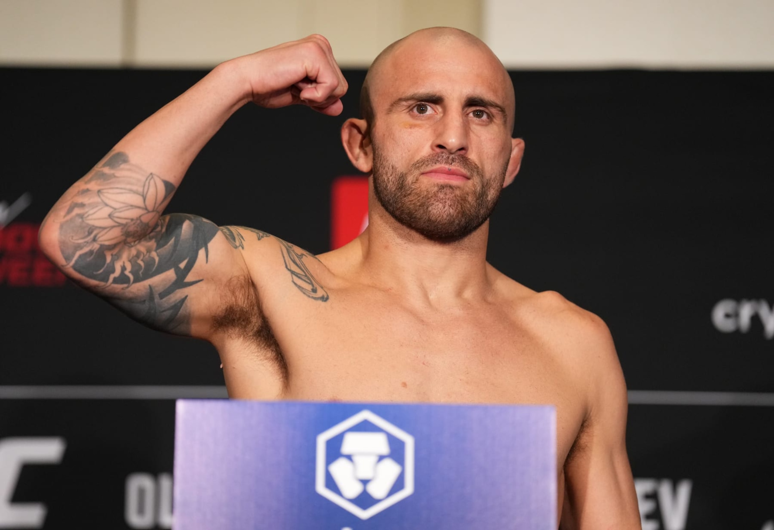 ABU DHABI, UNITED ARAB EMIRATES - OCTOBER 21: Alexander Volkanovski of Australia poses on the scale during the UFC 280 official weigh-in at Crowne Plaza Yas Island on October 21, 2022 in Abu Dhabi, United Arab Emirates. (Photo by Chris Unger/Zuffa LLC)