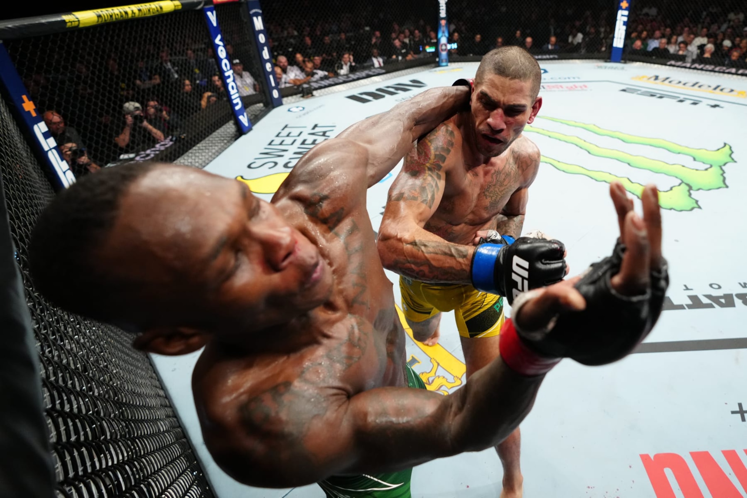 Alex Pereira (top right) hits Israel Adesanya Alex Pereira (top right) hits Israel Adesanya
