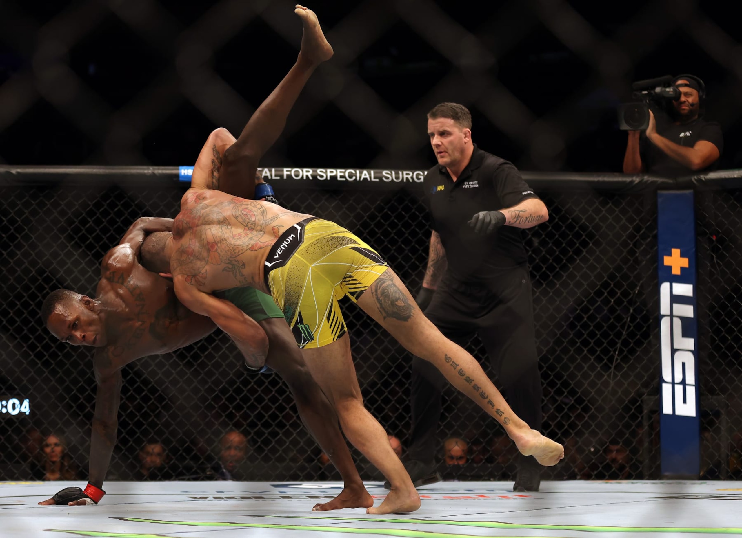 NEW YORK, NEW YORK - NOVEMBER 12: Alex Pereira battles Israel Adesanya during their Middleweight fight at UFC 281 at Madison Square Garden on November 12, 2022 in New York City. (Photo by Jamie Squire/Getty Images) NEW YORK, NEW YORK - NOVEMBER 12: Alex Pereira battles Israel Adesanya during their Middleweight fight at UFC 281 at Madison Square Garden on November 12, 2022 in New York City. (Photo by Jamie Squire/Getty Images)