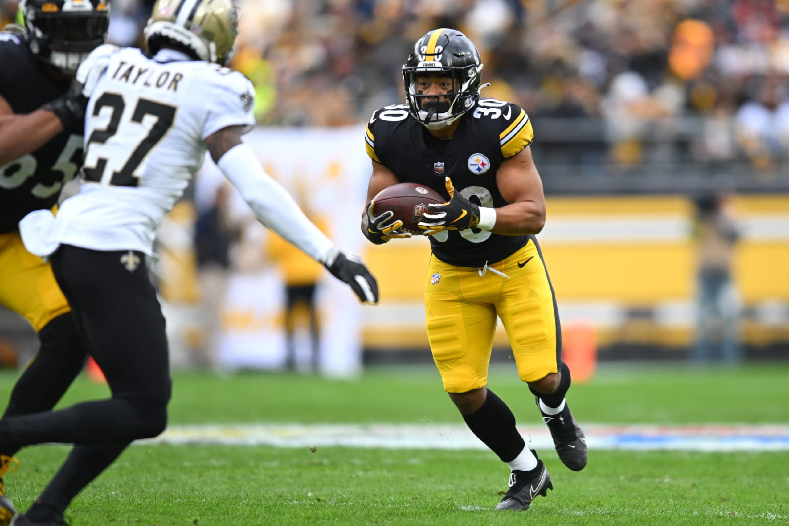 PITTSBURGH, PENNSYLVANIA - NOVEMBER 13: Jaylen Warren #30 of the Pittsburgh Steelers runs the ball in the game against the New York Giants during the first quarter at Acrisure Stadium on November 13, 2022 in Pittsburgh, Pennsylvania. (Photo by Joe Sargent/Getty Images) PITTSBURGH, PENNSYLVANIA - NOVEMBER 13: Jaylen Warren #30 of the Pittsburgh Steelers runs the ball in the game against the New York Giants during the first quarter at Acrisure Stadium on November 13, 2022 in Pittsburgh, Pennsylvania. (Photo by Joe Sargent/Getty Images)
