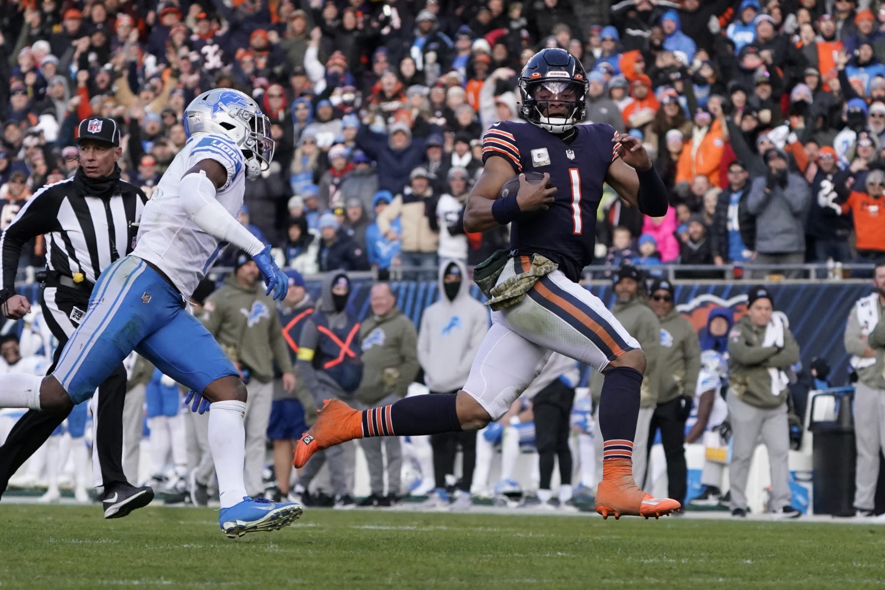 Chicago Bears quarterback Justin Fields (1) runs for a sixty five yard touchdown against the Detroit Lions during the second half in an NFL football game Sunday, Nov. 13, 2022, in Chicago. (AP Photo/David Banks)