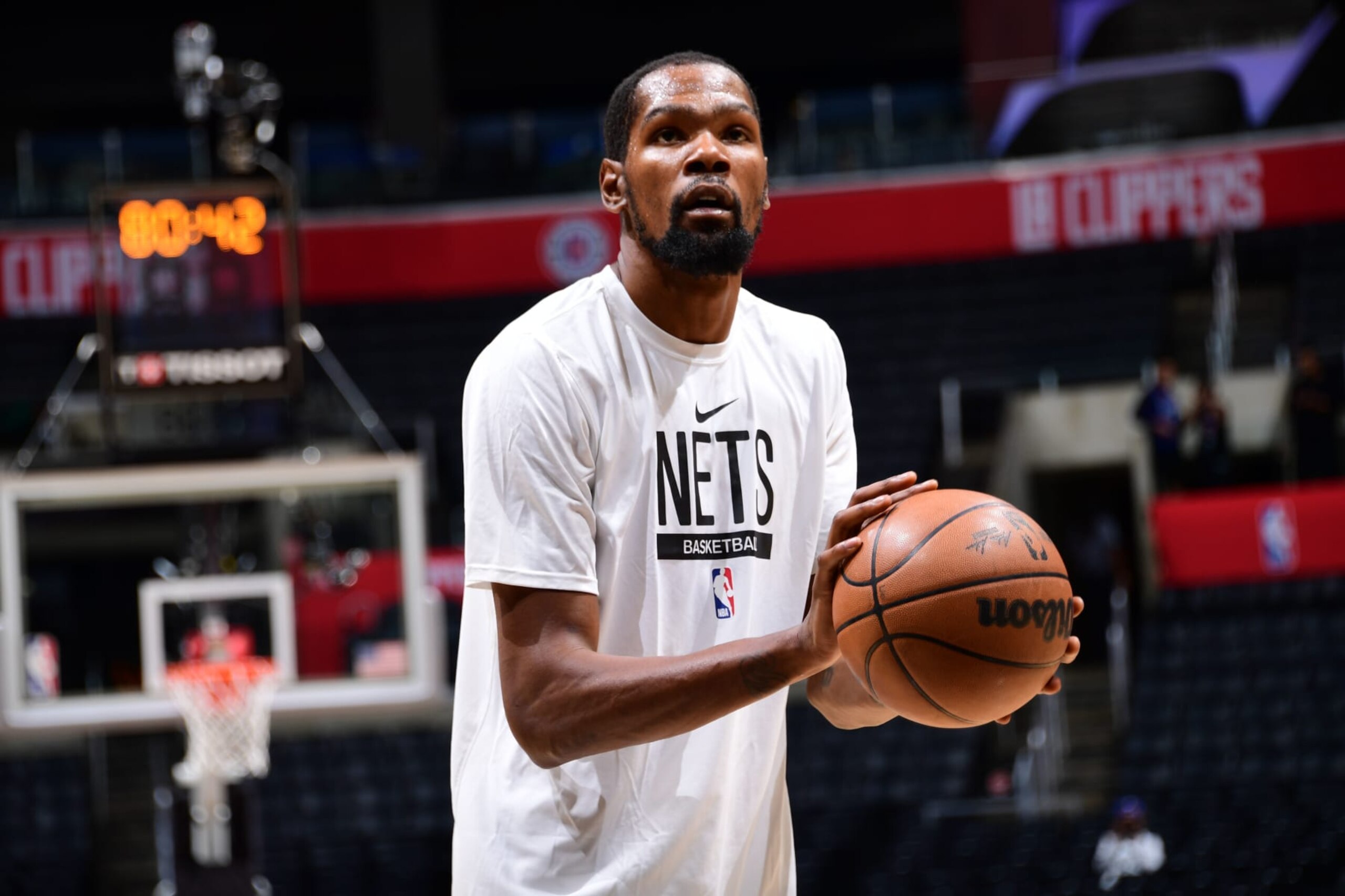 LOS ANGELES, CA - NOVEMBER 12: Kevin Durant #7 of the Brooklyn Nets warms up before the game against the LA Clippers on November 12, 2022 at Crypto.com Arena in Los Angeles, California. NOTE TO USER: User expressly acknowledges and agrees that, by downloading and/or using this Photograph, user is consenting to the terms and conditions of the Getty Images License Agreement. Mandatory Copyright Notice: Copyright 2022 NBAE (Photo by Adam Pantozzi/NBAE via Getty Images) LOS ANGELES, CA - NOVEMBER 12: Kevin Durant #7 of the Brooklyn Nets warms up before the game against the LA Clippers on November 12, 2022 at Crypto.com Arena in Los Angeles, California. NOTE TO USER: User expressly acknowledges and agrees that, by downloading and/or using this Photograph, user is consenting to the terms and conditions of the Getty Images License Agreement. Mandatory Copyright Notice: Copyright 2022 NBAE (Photo by Adam Pantozzi/NBAE via Getty Images)