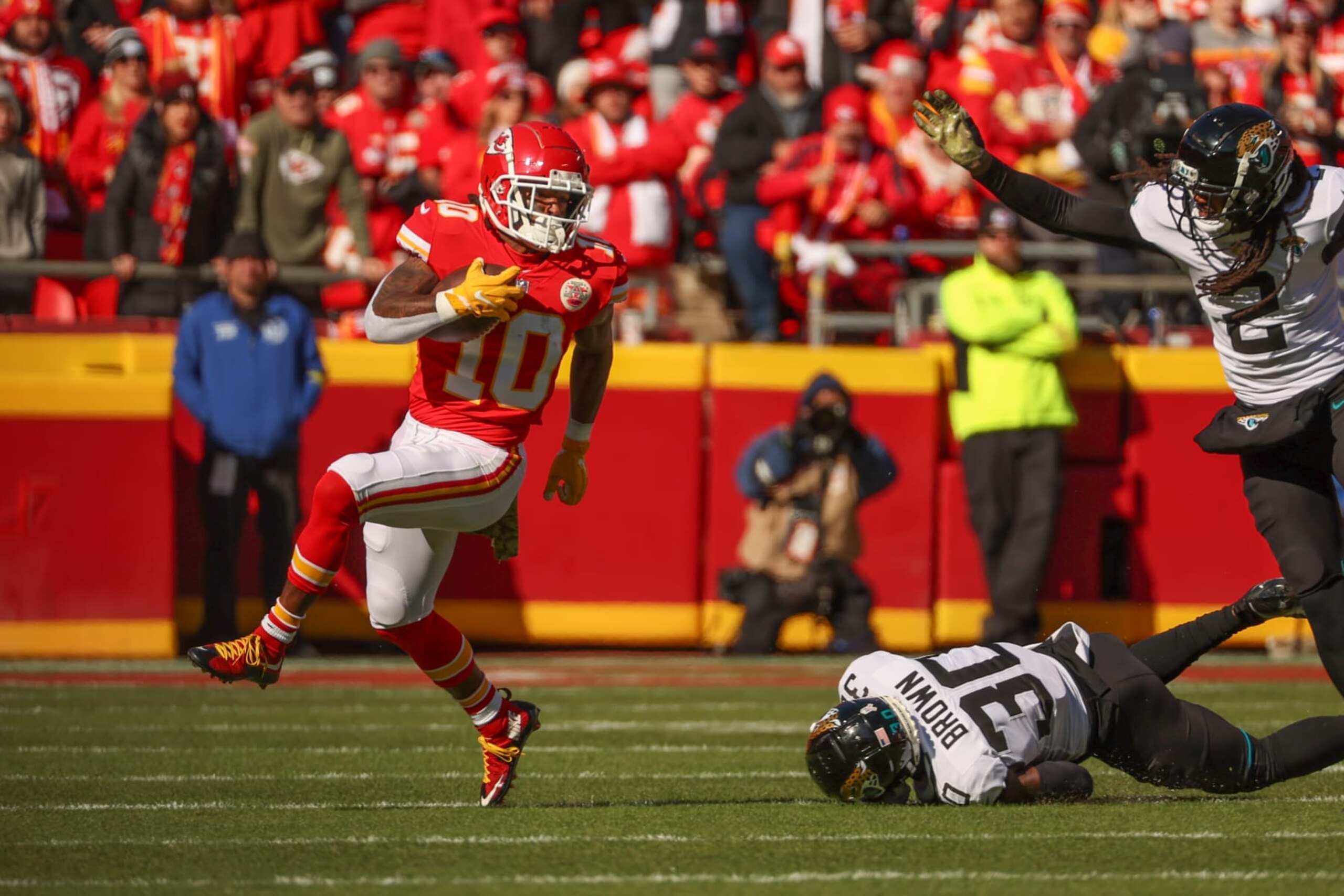 KANSAS CITY, MO - NOVEMBER 13: Kansas City Chiefs running back Isiah Pacheco (10) breaks a run in the first quarter of an NFL game between the Jacksonville Jaguars and Kansas City Chiefs on November 13, 2022 at GEHA Field at Arrowhead Stadium in Kansas City, MO. (Photo by Scott Winters/Icon Sportswire via Getty Images)