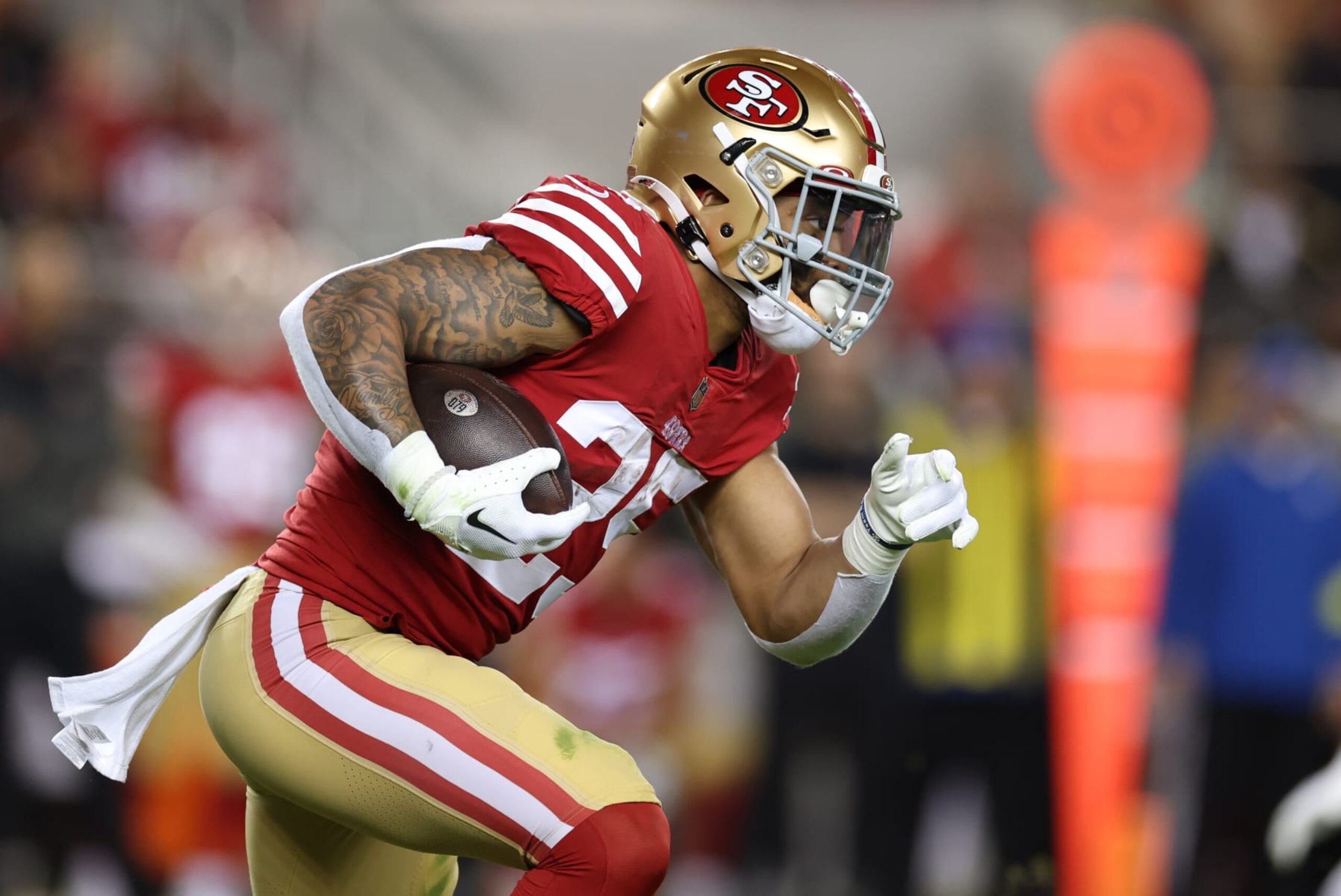 SANTA CLARA, CALIFORNIA - NOVEMBER 13: Elijah Mitchell #25 of the San Francisco 49ers rushes during the second quarter against the Los Angeles Chargers at Levi's Stadium on November 13, 2022 in Santa Clara, California. (Photo by Ezra Shaw/Getty Images) SANTA CLARA, CALIFORNIA - NOVEMBER 13: Elijah Mitchell #25 of the San Francisco 49ers rushes during the second quarter against the Los Angeles Chargers at Levi's Stadium on November 13, 2022 in Santa Clara, California. (Photo by Ezra Shaw/Getty Images)