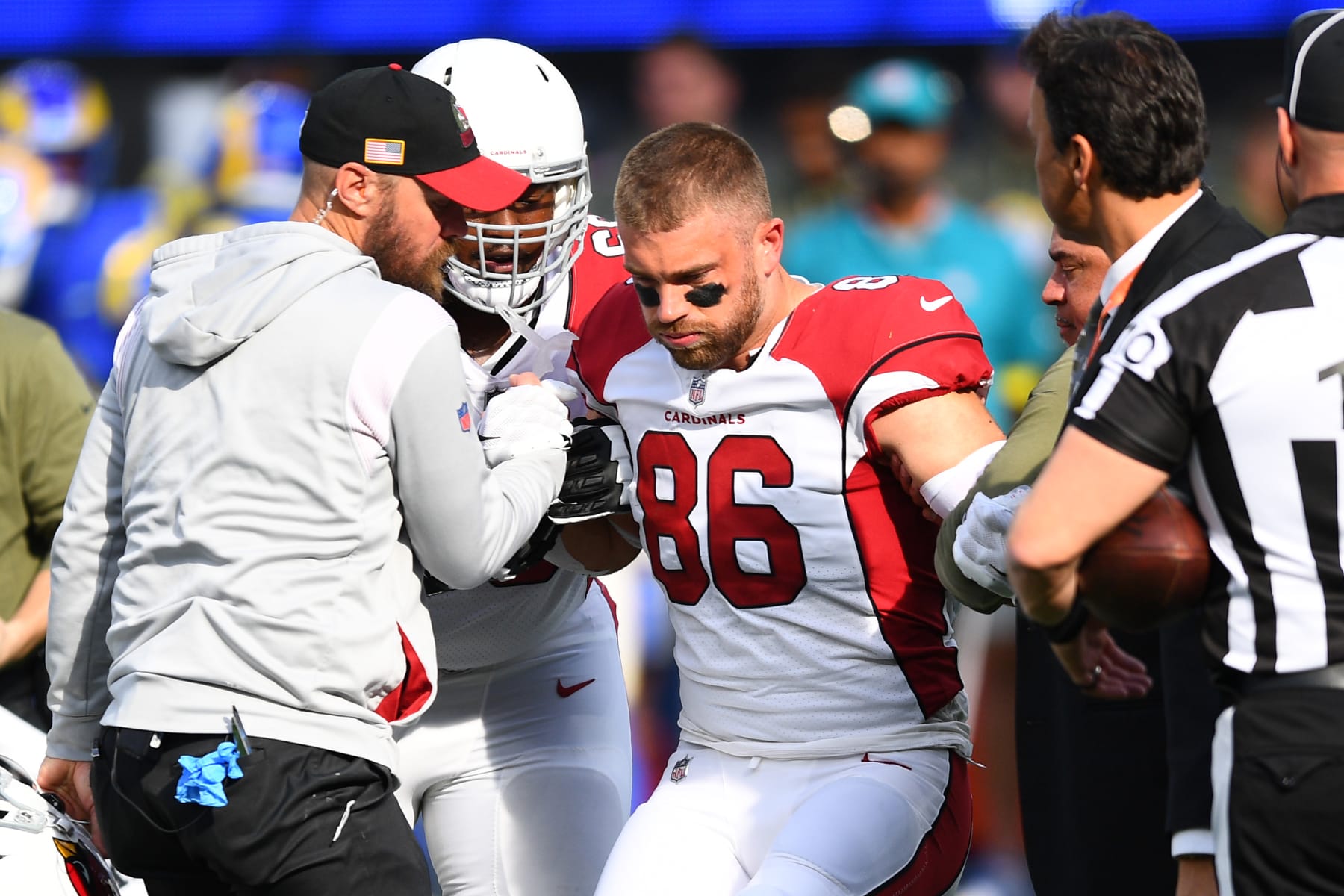 INGLEWOOD, CA - NOVEMBER 13: Arizona Cardinals tight end Zach Ertz (86) is helped off the field after being injured during the NFL game between the Arizona Cardinals and the Los Angeles Rams on November 13, 2022, at SoFi Stadium in Inglewood, CA. (Photo by Brian Rothmuller/Icon Sportswire via Getty Images)
