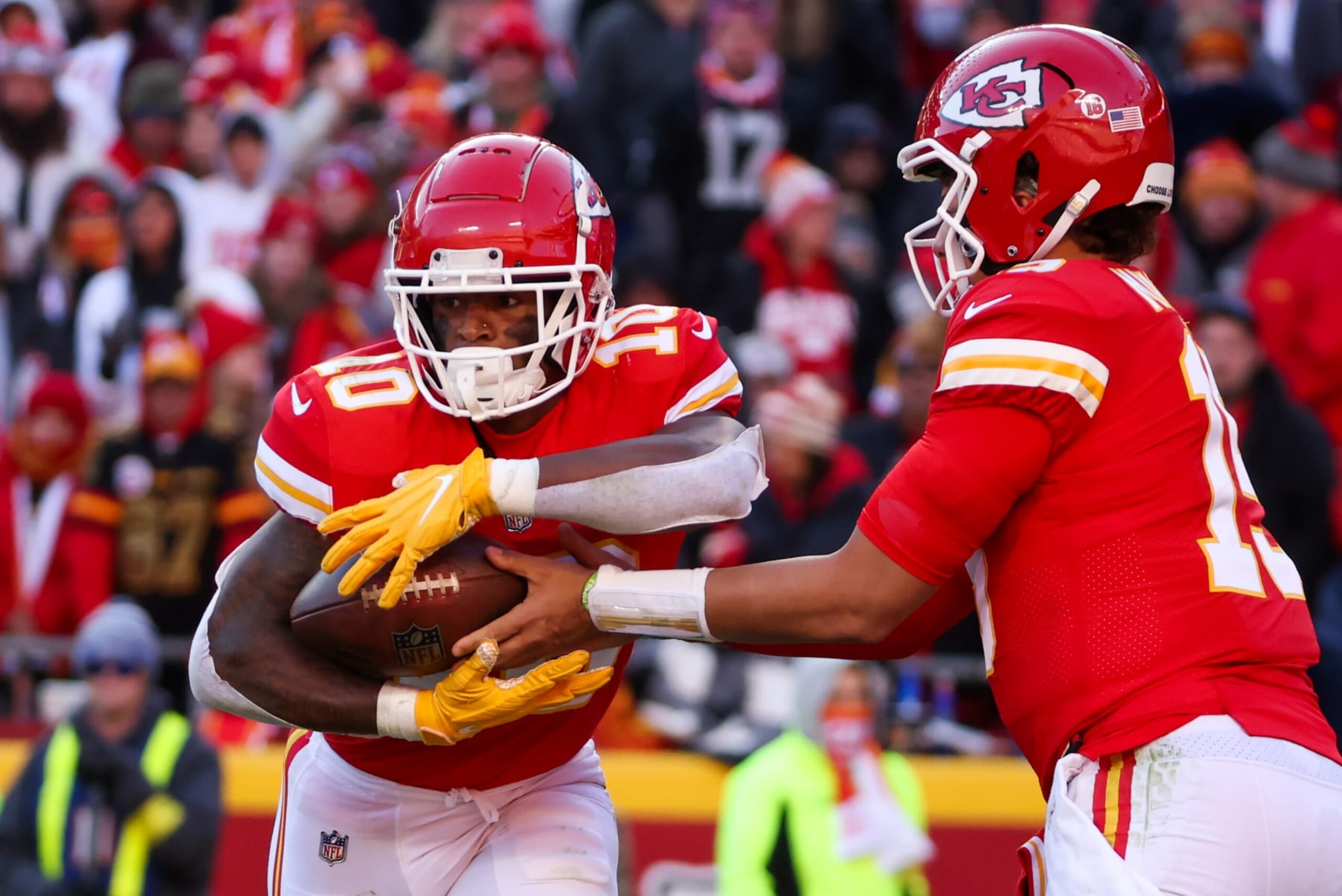 KANSAS CITY, MO - NOVEMBER 13: Kansas City Chiefs quarterback Patrick Mahomes (15) hands off to running back Isiah Pacheco (10) late in the fourth quarter of an NFL game between the Jacksonville Jaguars and Kansas City Chiefs on November 13, 2022 at GEHA Field at Arrowhead Stadium in Kansas City, MO. (Photo by Scott Winters/Icon Sportswire via Getty Images)
