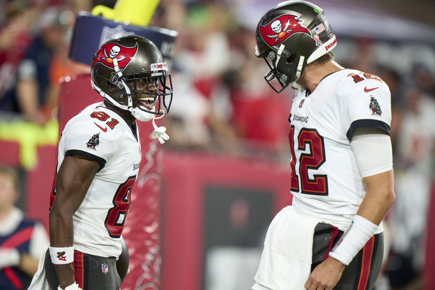 Football: Tampa Bay Buccaneers QB Tom Brady (12) in action with Antonio Brown (81) during game vs Dallas Cowboys at Raymond James Stadium. Tampa, FL 9/9/2021 CREDIT: Erick W. Rasco (Photo by Erick W. Rasco/Sports Illustrated via Getty Images) (Set Number: X163788 TK1)