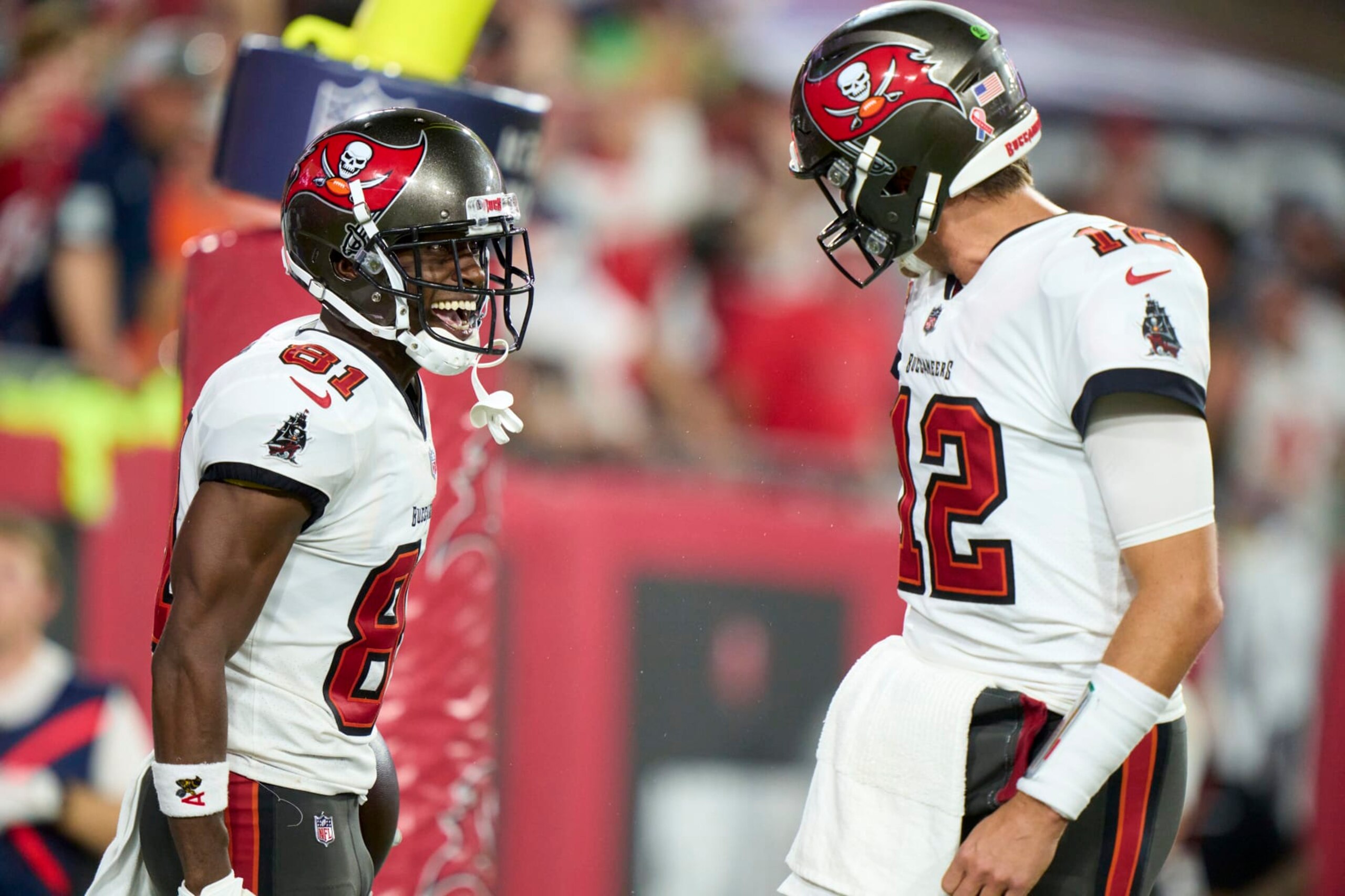 Football: Tampa Bay Buccaneers QB Tom Brady (12) in action with Antonio Brown (81) during game vs Dallas Cowboys at Raymond James Stadium. Tampa, FL 9/9/2021 CREDIT: Erick W. Rasco (Photo by Erick W. Rasco/Sports Illustrated via Getty Images) (Set Number: X163788 TK1)