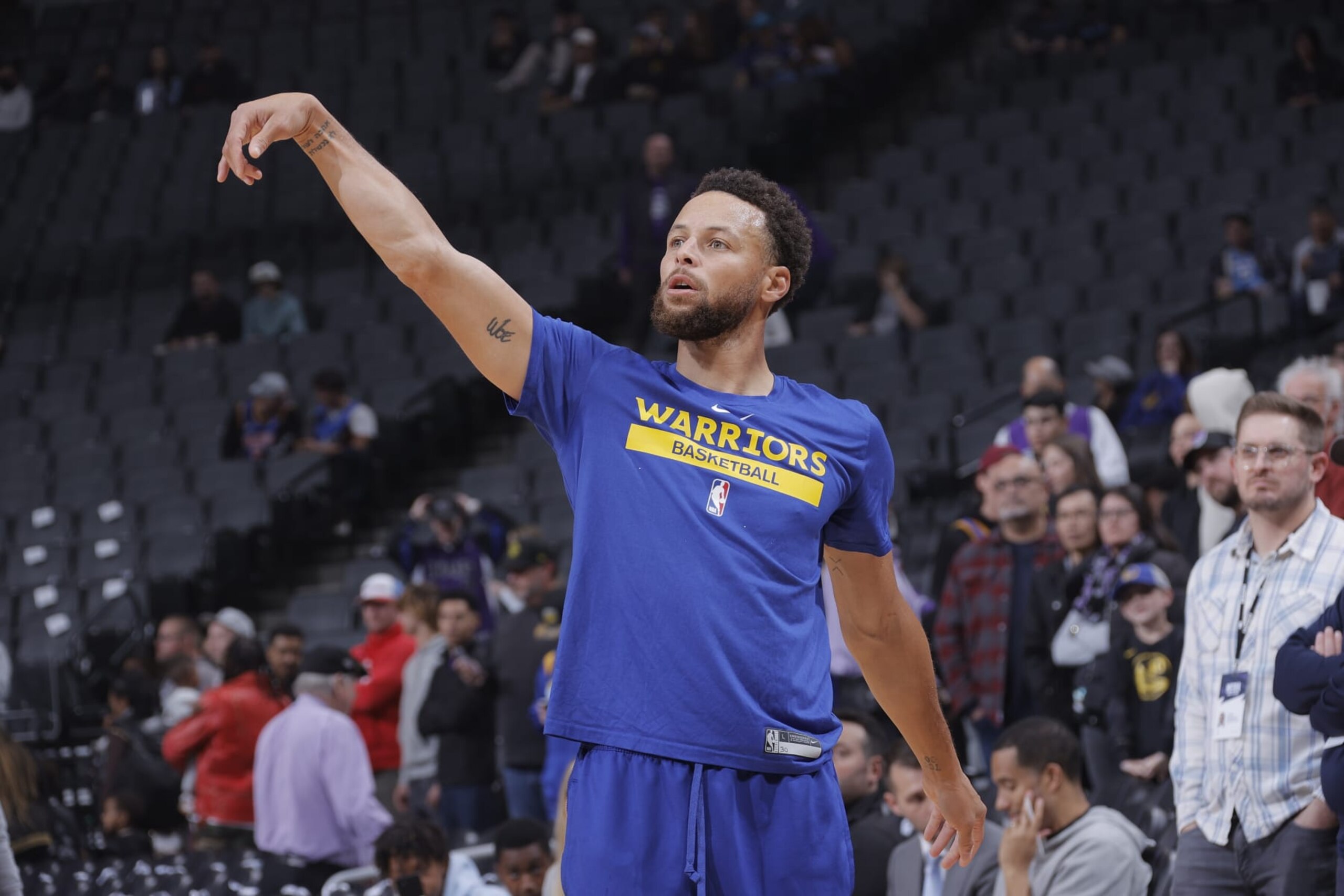 SACRAMENTO, CA - NOVEMBER 13: Stephen Curry #30 of the Golden State Warriors warms up before the game against the Sacramento Kings on November 13, 2022 at Golden 1 Center in Sacramento, California. NOTE TO USER: User expressly acknowledges and agrees that, by downloading and or using this Photograph, user is consenting to the terms and conditions of the Getty Images License Agreement. Mandatory Copyright Notice: Copyright 2022 NBAE (Photo by Rocky Widner/NBAE via Getty Images)