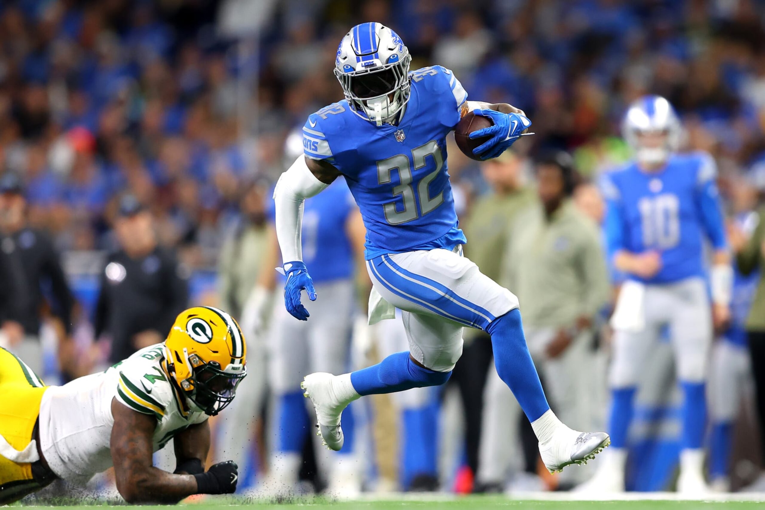 DETROIT, MICHIGAN - NOVEMBER 06: D'Andre Swift #32 of the Detroit Lions rushes past Quay Walker #7 of the Green Bay Packers during the first quarter at Ford Field on November 06, 2022 in Detroit, Michigan. (Photo by Rey Del Rio/Getty Images) DETROIT, MICHIGAN - NOVEMBER 06: D'Andre Swift #32 of the Detroit Lions rushes past Quay Walker #7 of the Green Bay Packers during the first quarter at Ford Field on November 06, 2022 in Detroit, Michigan. (Photo by Rey Del Rio/Getty Images)
