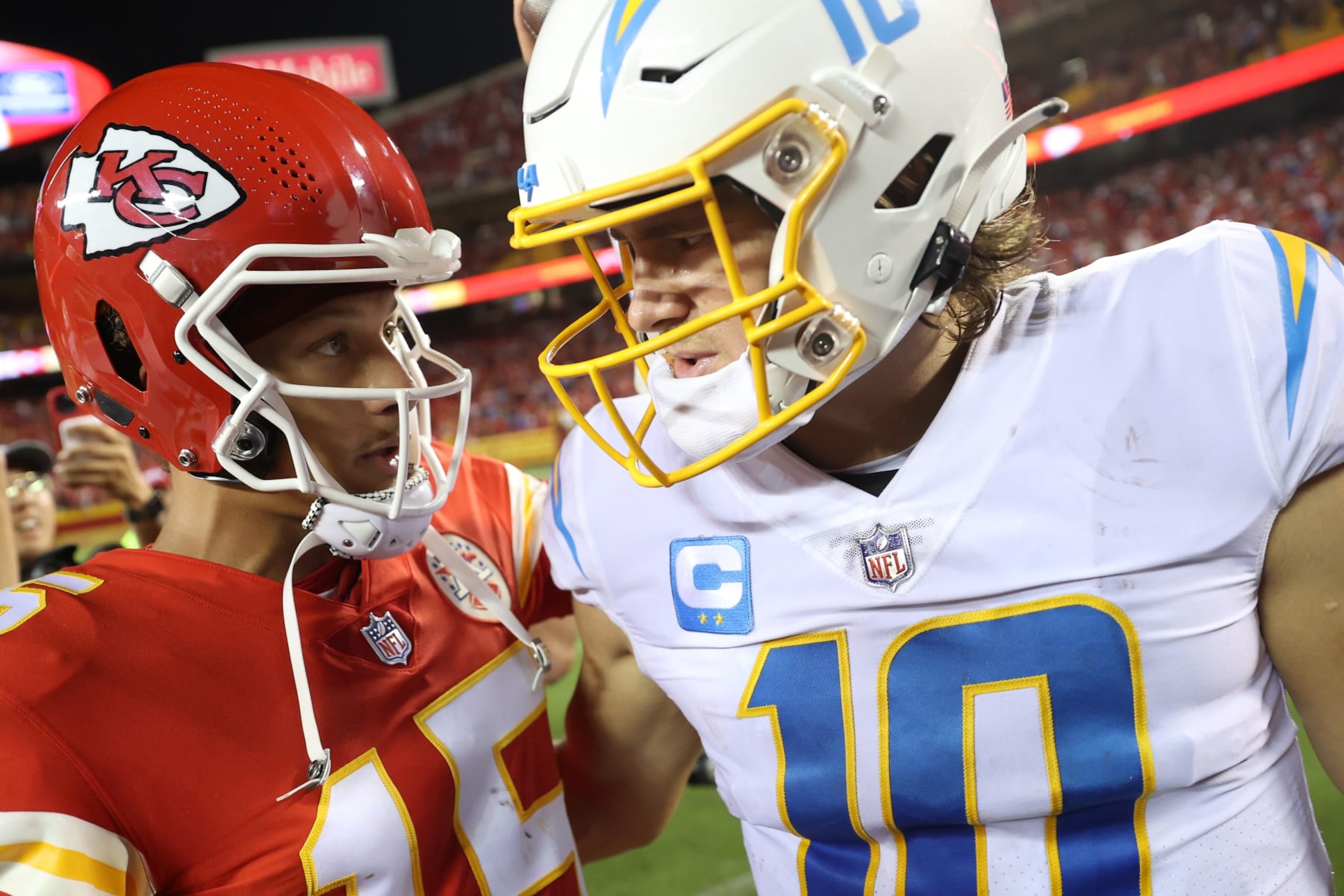 Patrick Mahomes (left) and Justin Herbert (right)