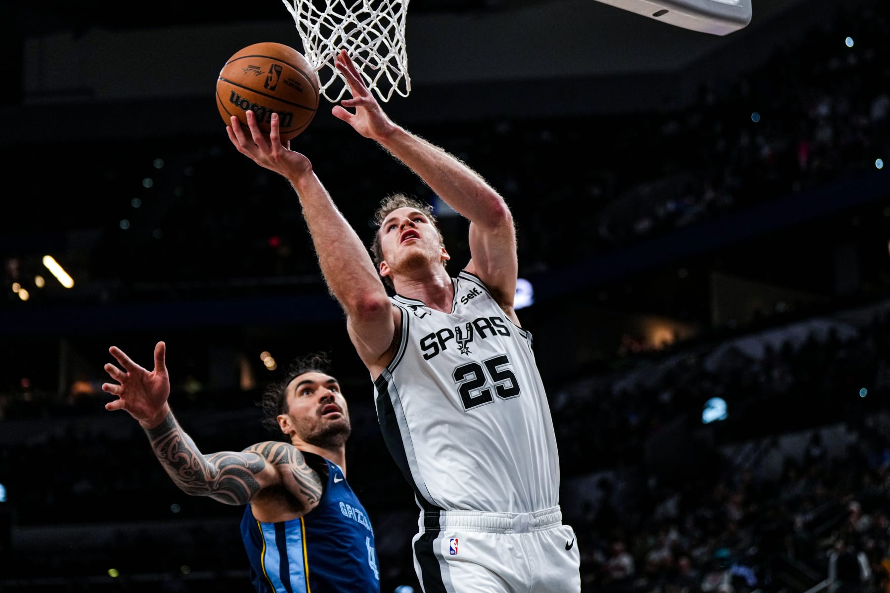 SAN ANTONIO, TX - NOVEMBER 9: Jakob Poeltl #25 of the San Antonio Spurs drives to the basket against the Memphis Grizzlies on November 9, 2022 at the AT&T Center in San Antonio, Texas. NOTE TO USER: User expressly acknowledges and agrees that, by downloading and or using this photograph, user is consenting to the terms and conditions of the Getty Images License Agreement. Mandatory Copyright Notice: Copyright 2022 NBAE (Photos by Cooper Neill/NBAE via Getty Images)