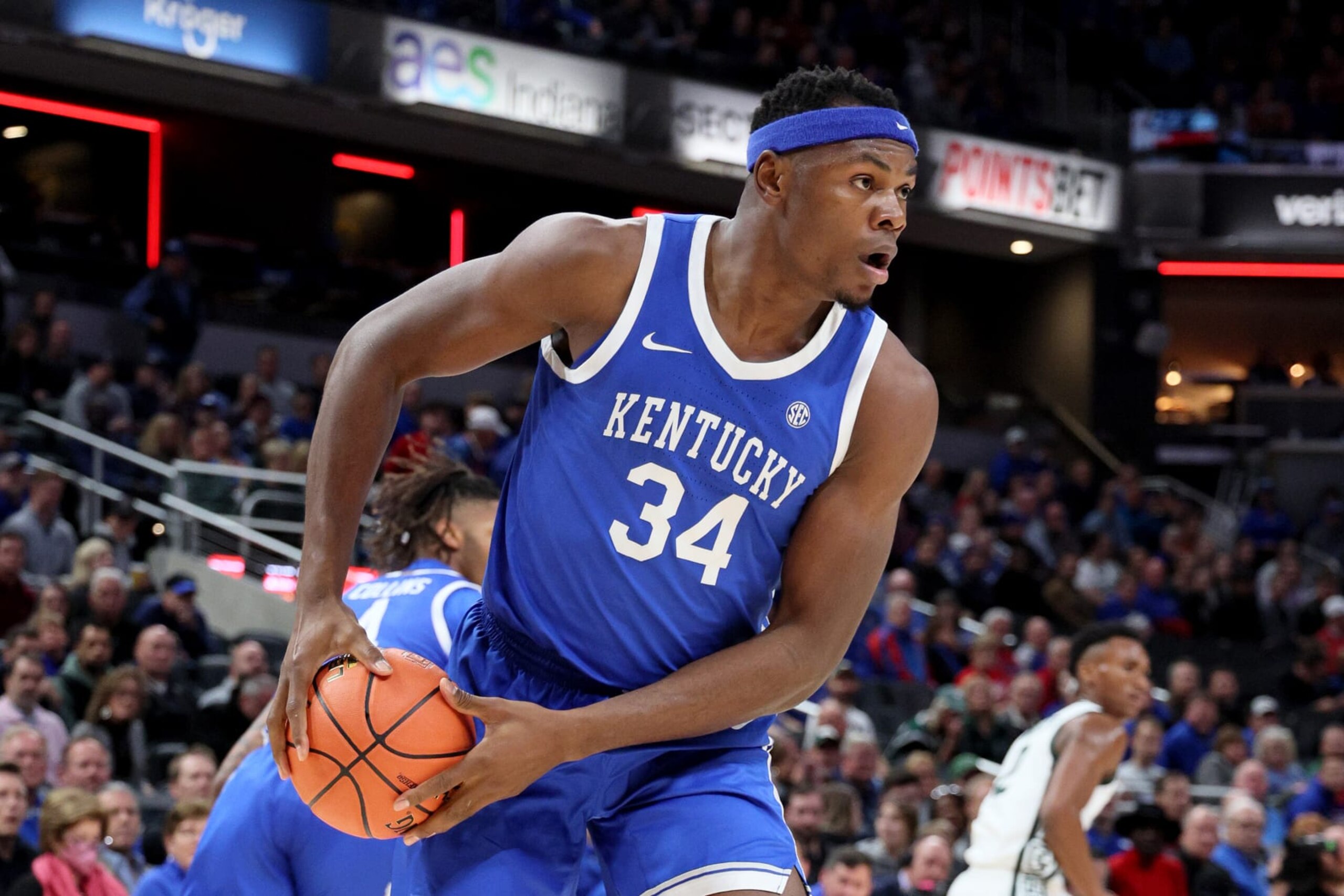 INDIANAPOLIS, INDIANA - NOVEMBER 15: Oscar Tshiebwe #34 of the Kentucky Wildcats takes control of the ball during the first half in the game against the Michigan State Spartans during the Champions Classic at Gainbridge Fieldhouse on November 15, 2022 in Indianapolis, Indiana. (Photo by Andy Lyons/Getty Images)