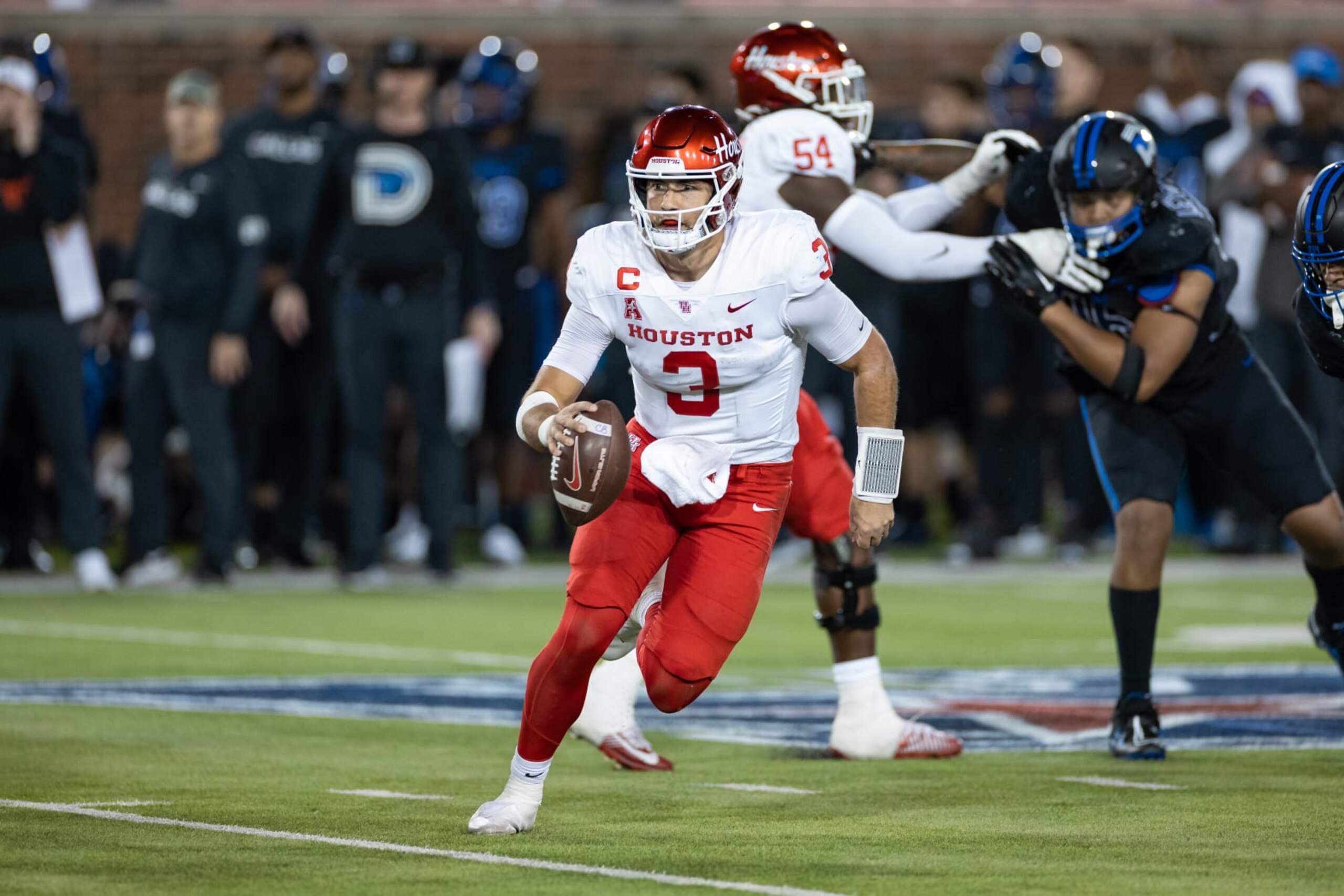 DALLAS, TX - NOVEMBER 05: Houston Cougars quarterback Clayton Tune (#3) runs up field during the college football game between the SMU Mustangs and the Houston Cougars on November 05, 2022, at Gerald J. Ford Stadium in Dallas, TX.  (Photo by Matthew Visinsky/Icon Sportswire via Getty Images)