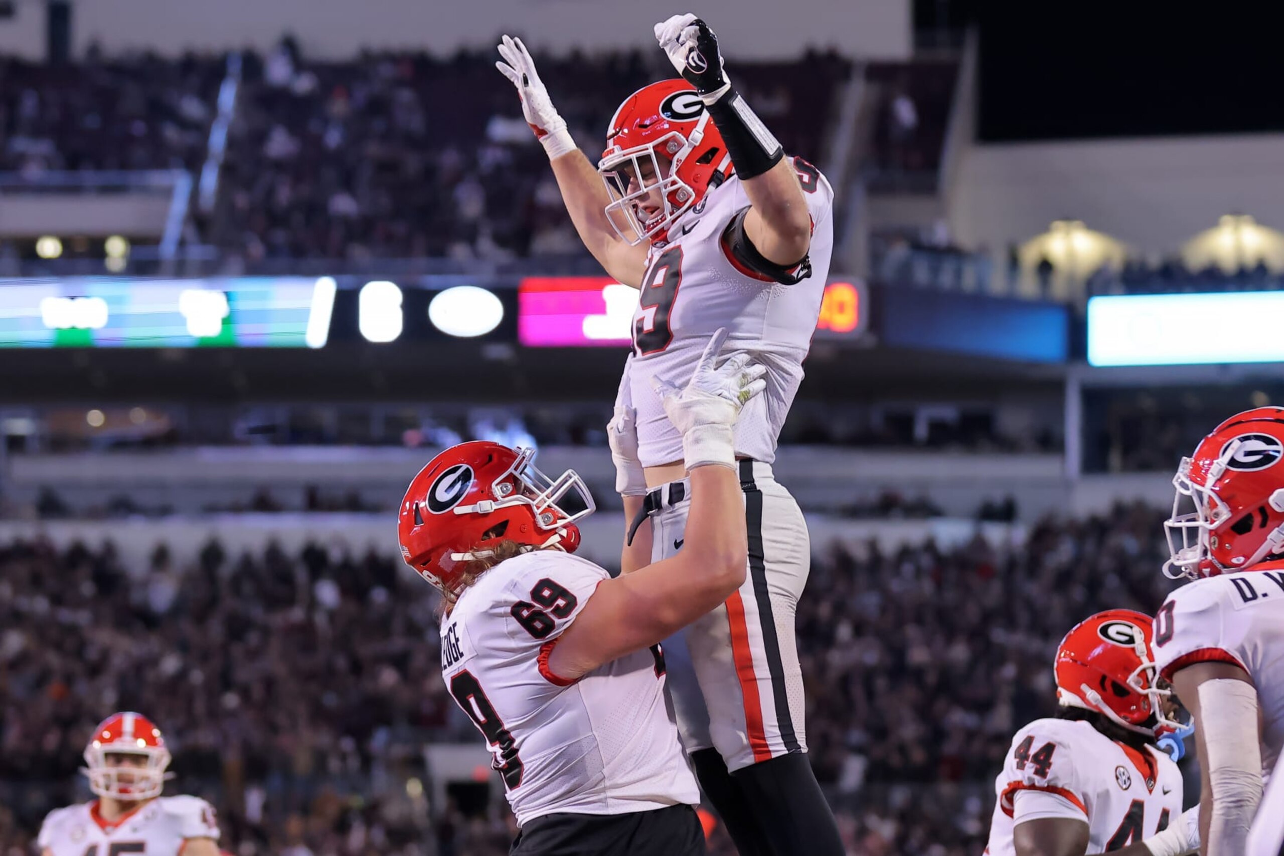 STARKVILLE, MISSISSIPPI - NOVEMBER 12: Brock Bowers #19 of the Georgia Bulldogs celebrates a touchdown during the first half of the game against the Mississippi State Bulldogs at Davis Wade Stadium on November 12, 2022 in Starkville, Mississippi. (Photo by Jonathan Bachman/Getty Images)