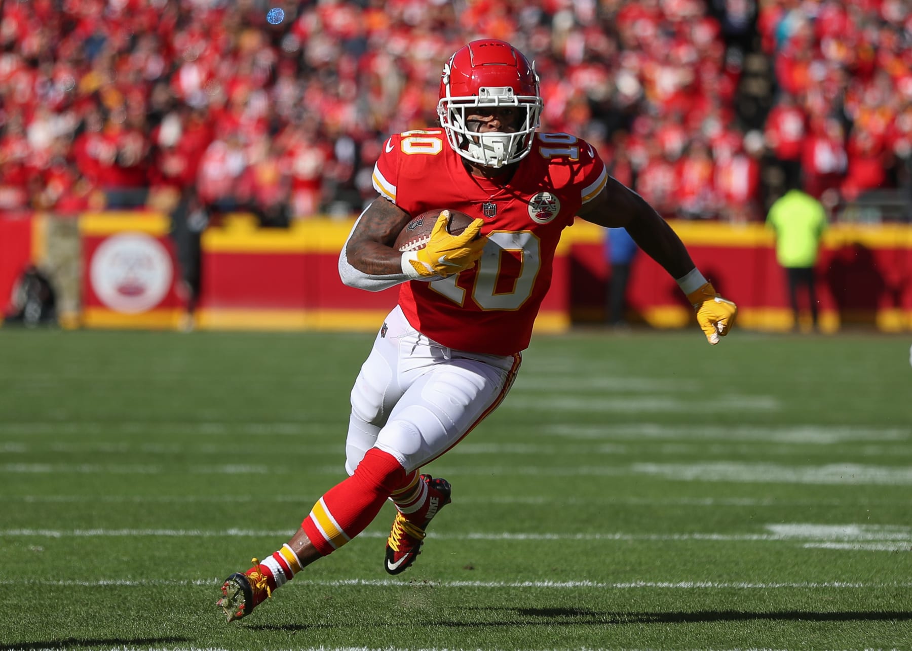 KANSAS CITY, MO - NOVEMBER 13: Kansas City Chiefs running back Isiah Pacheco (10) runs after the catch in the first quarter of an NFL game between the Jacksonville Jaguars and Kansas City Chiefs on November 13, 2022 at GEHA Field at Arrowhead Stadium in Kansas City, MO. (Photo by Scott Winters/Icon Sportswire via Getty Images)