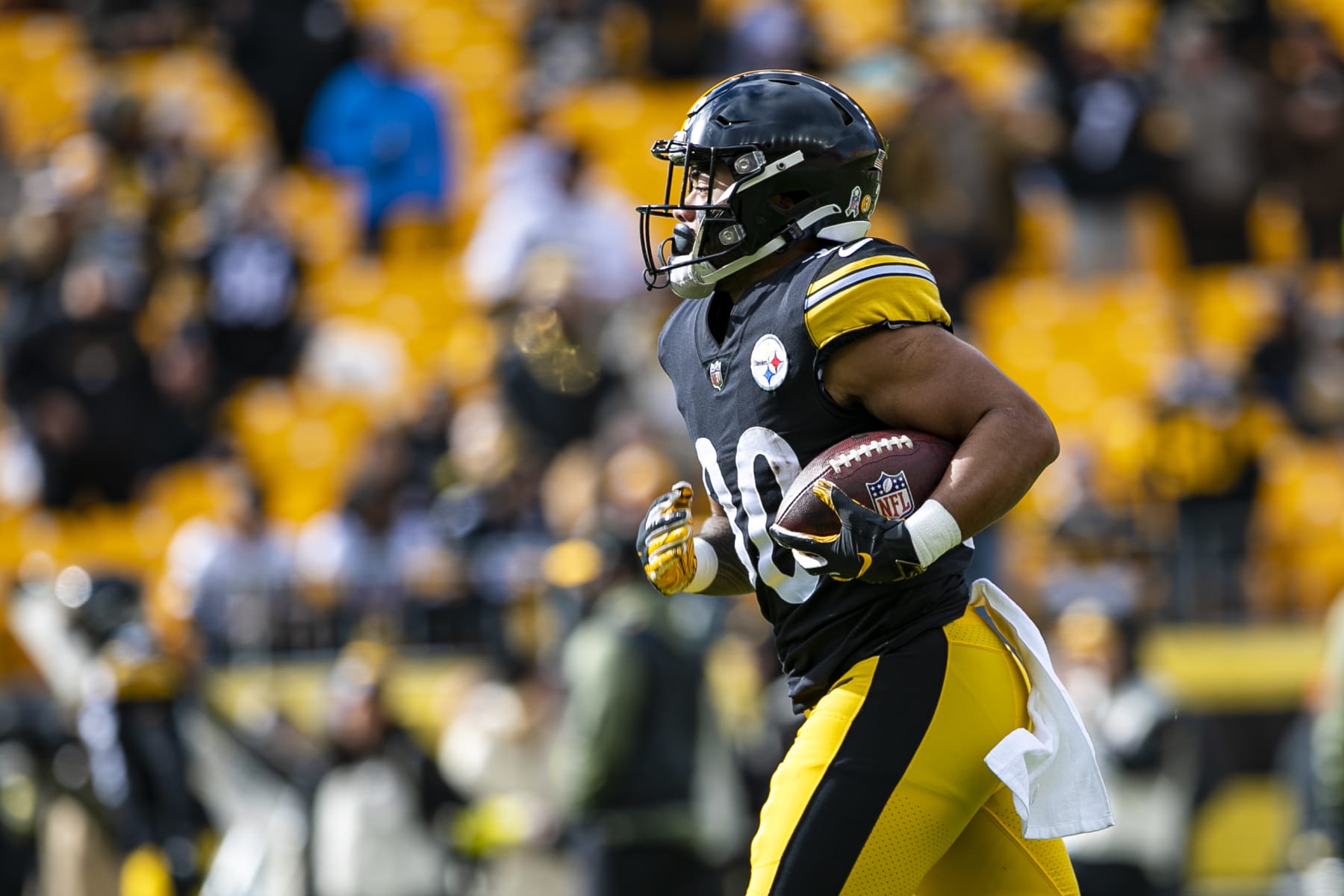 PITTSBURGH, PA - NOVEMBER 13: Pittsburgh Steelers running back Jaylen Warren (30) warms up before the national football league game between the New Orleans Saints and the Pittsburgh Steelers on November 13, 2022 at Acrisure Stadium in Pittsburgh, PA. (Photo by Mark Alberti/Icon Sportswire via Getty Images)