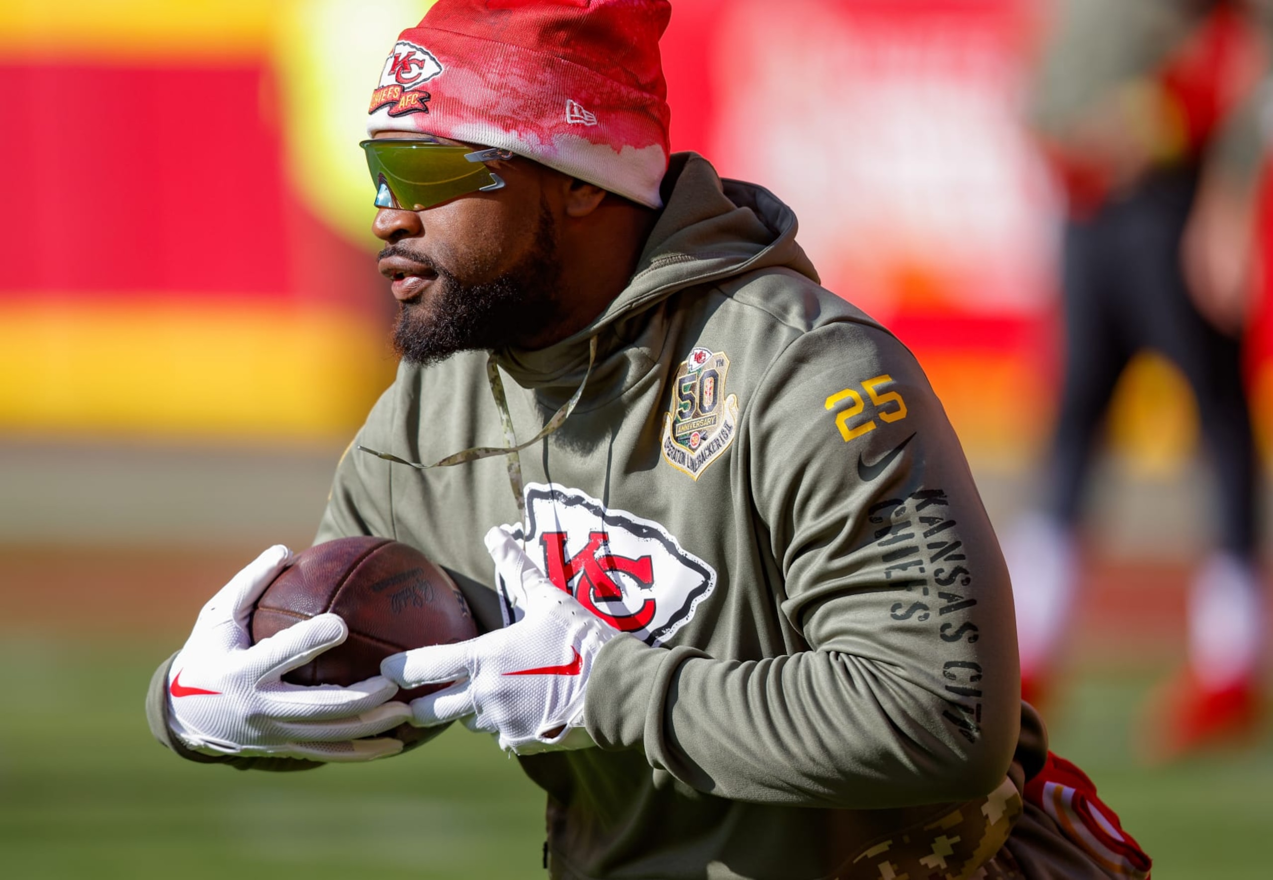 KANSAS CITY, MO - NOVEMBER 13: Clyde Edwards-Helaire #25 of the Kansas City Chiefs warms up prior to the game against the Jacksonville Jaguars at Arrowhead Stadium on November 13, 2022 in Kansas City, Missouri. (Photo by David Eulitt/Getty Images) KANSAS CITY, MO - NOVEMBER 13: Clyde Edwards-Helaire #25 of the Kansas City Chiefs warms up prior to the game against the Jacksonville Jaguars at Arrowhead Stadium on November 13, 2022 in Kansas City, Missouri. (Photo by David Eulitt/Getty Images)