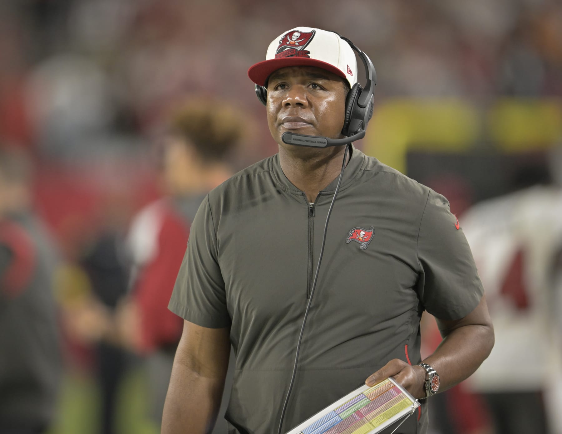 TAMPA, FL - OCTOBER 02: Tampa Bay offensive coordinator Byron Leftwich looks over his game plan during a game between the Kansas City Chiefs and the Tampa Bay Buccaneers on October 02, 2022, at Raymond James Stadium in Tampa, FL. (Photo by Roy K. Miller/Icon Sportswire via Getty Images)
