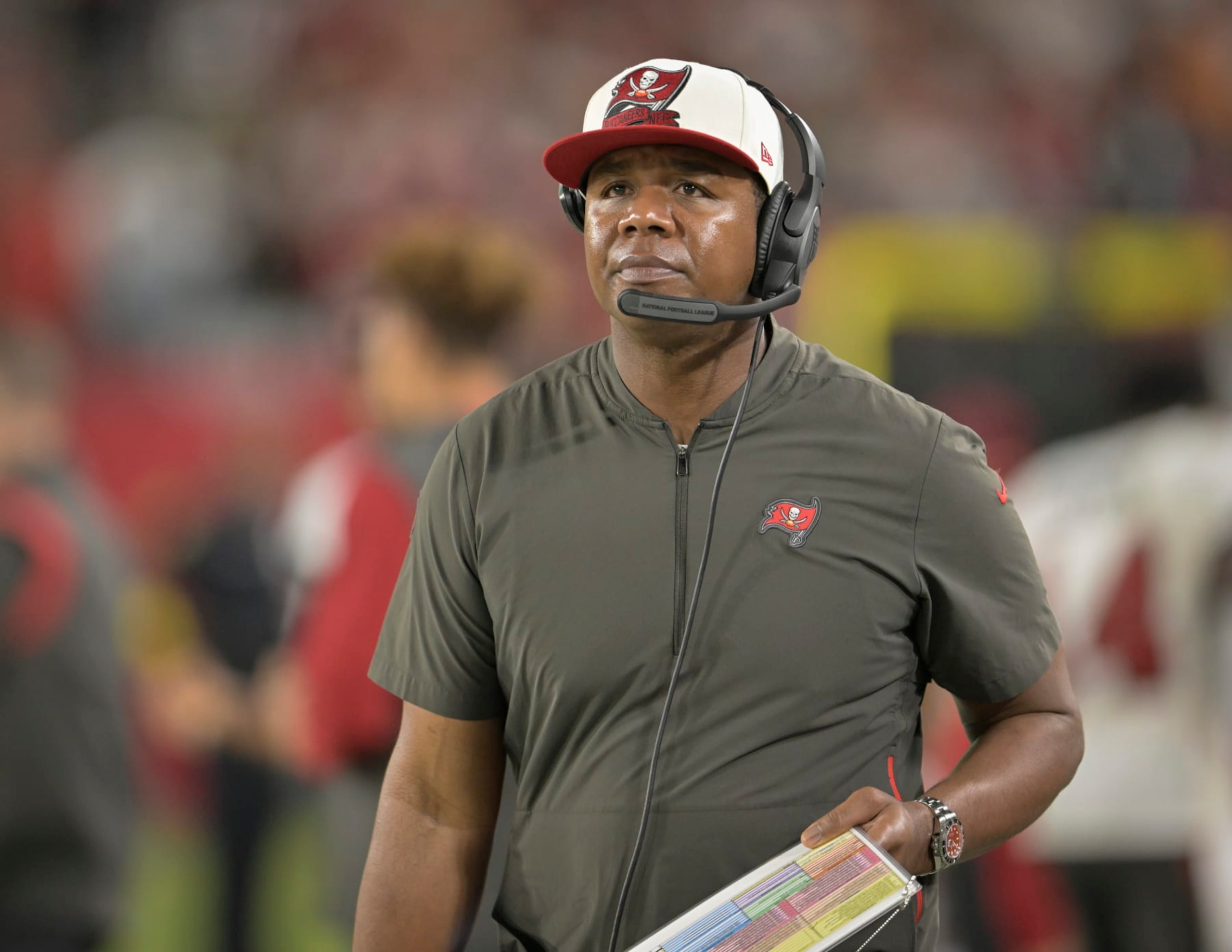 TAMPA, FL - OCTOBER 02: Tampa Bay offensive coordinator Byron Leftwich looks over his game plan during a game between the Kansas City Chiefs and the Tampa Bay Buccaneers on October 02, 2022, at Raymond James Stadium in Tampa, FL. (Photo by Roy K. Miller/Icon Sportswire via Getty Images)
