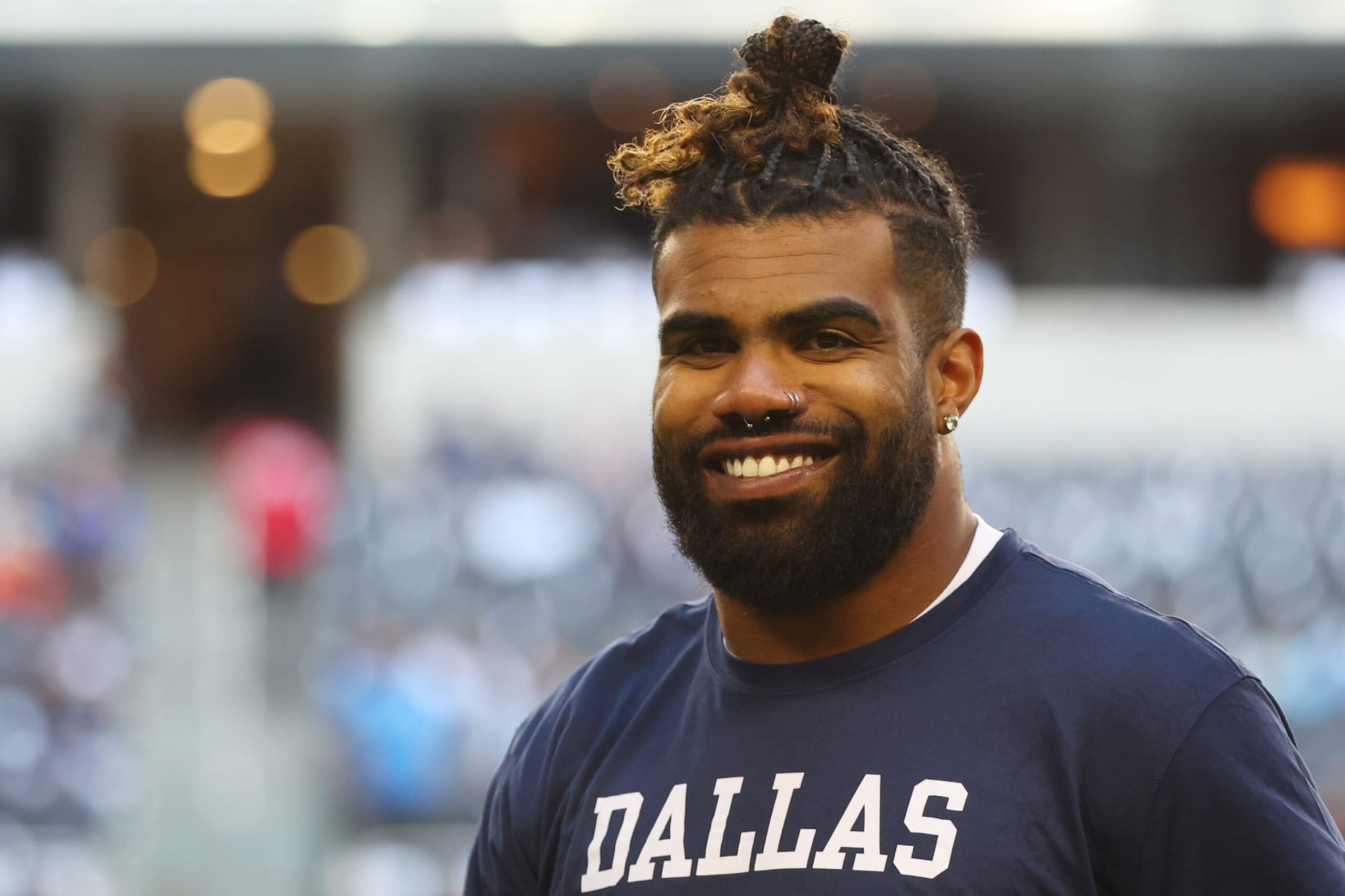 ARLINGTON, TEXAS - OCTOBER 30: Ezekiel Elliott #21 of the Dallas Cowboys smiles before a game against the Chicago Bears at AT&T Stadium on October 30, 2022 in Arlington, Texas. (Photo by Richard Rodriguez/Getty Images) ARLINGTON, TEXAS - OCTOBER 30: Ezekiel Elliott #21 of the Dallas Cowboys smiles before a game against the Chicago Bears at AT&T Stadium on October 30, 2022 in Arlington, Texas. (Photo by Richard Rodriguez/Getty Images)