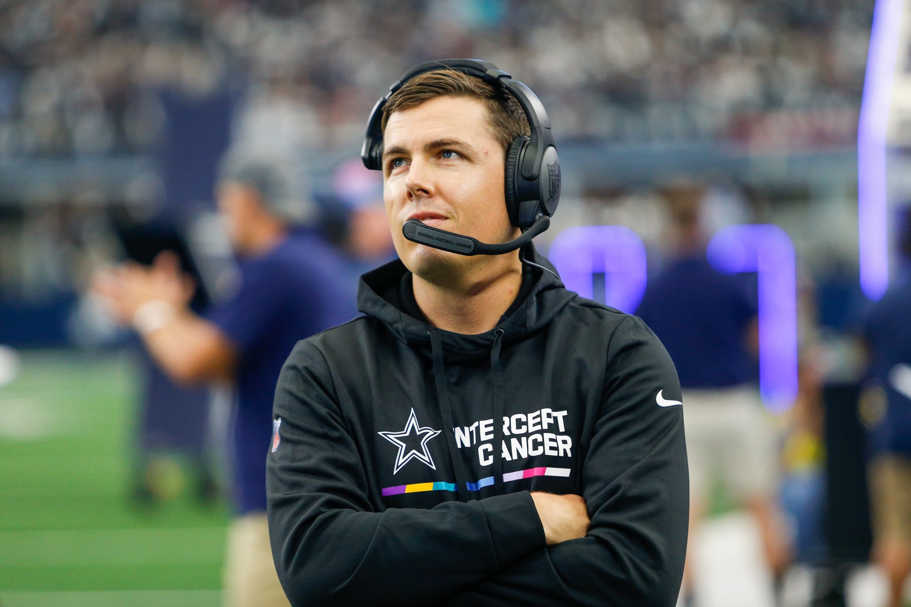 ARLINGTON, TX - OCTOBER 02: Dallas Cowboys Offensive Coordinator Kellen Moore looks on during the game between the Washington Commanders and Dallas Cowboys on October 2, 2022 at AT&T Stadium in Arlington, TX.  (Photo by Andrew Dieb/Icon Sportswire via Getty Images)