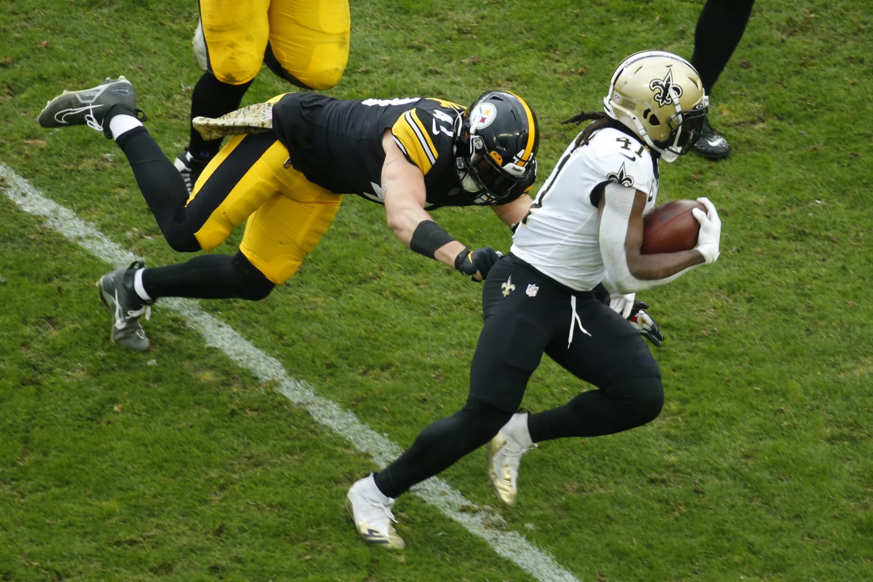PITTSBURGH, PENNSYLVANIA - NOVEMBER 13: Alvin Kamara #41 of the New Orleans Saints avoids a tackle from Robert Spillane #41 of the Pittsburgh Steelers during the second half at Acrisure Stadium on November 13, 2022 in Pittsburgh, Pennsylvania. (Photo by Justin K. Aller/Getty Images)