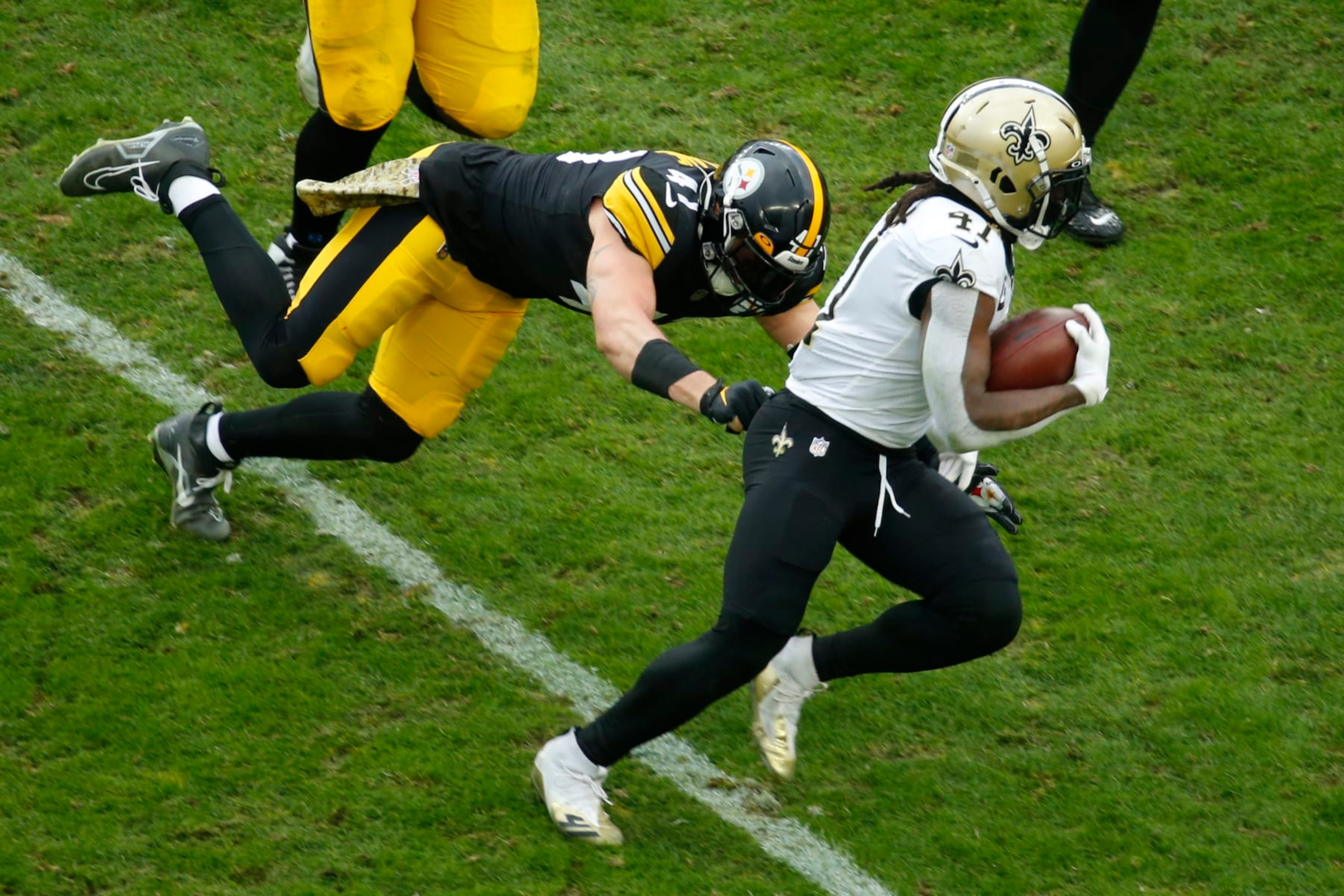 PITTSBURGH, PENNSYLVANIA - NOVEMBER 13: Alvin Kamara #41 of the New Orleans Saints avoids a tackle from Robert Spillane #41 of the Pittsburgh Steelers during the second half at Acrisure Stadium on November 13, 2022 in Pittsburgh, Pennsylvania. (Photo by Justin K. Aller/Getty Images) PITTSBURGH, PENNSYLVANIA - NOVEMBER 13: Alvin Kamara #41 of the New Orleans Saints avoids a tackle from Robert Spillane #41 of the Pittsburgh Steelers during the second half at Acrisure Stadium on November 13, 2022 in Pittsburgh, Pennsylvania. (Photo by Justin K. Aller/Getty Images)