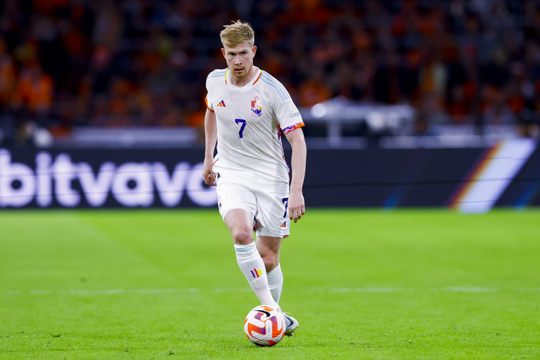 AMSTERDAM, NETHERLANDS - SEPTEMBER 25: Kevin De Bruyne of Belgium Controls the ball during the UEFA Nations League League A Group 4 match between Netherlands and Belgium at Stadium Feijenoord on September 25, 2022 in Amsterdam, Netherlands. (Photo by Michael Bulder/NESImages/DeFodi Images via Getty Images)