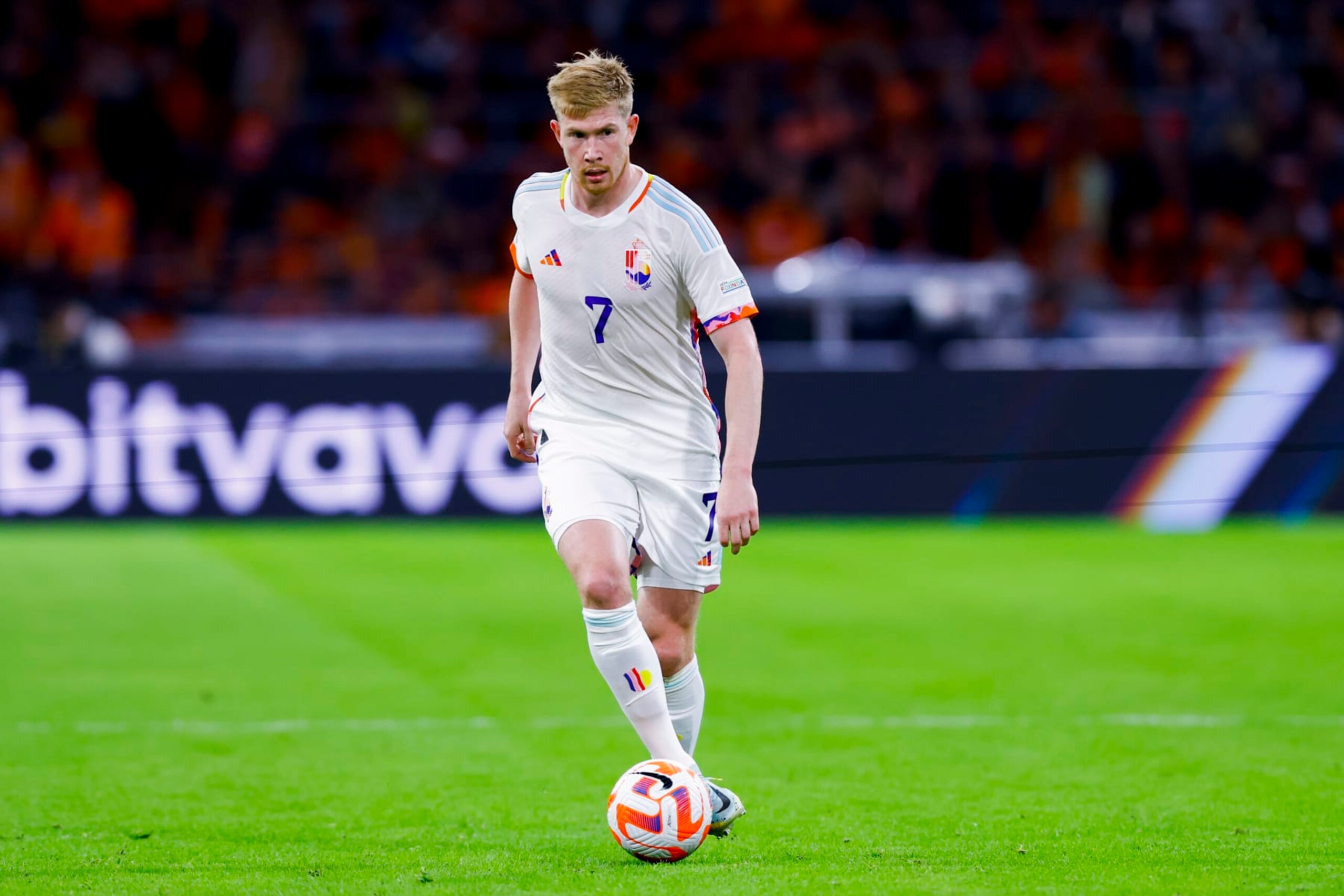 AMSTERDAM, NETHERLANDS - SEPTEMBER 25: Kevin De Bruyne of Belgium Controls the ball during the UEFA Nations League League A Group 4 match between Netherlands and Belgium at Stadium Feijenoord on September 25, 2022 in Amsterdam, Netherlands. (Photo by Michael Bulder/NESImages/DeFodi Images via Getty Images) AMSTERDAM, NETHERLANDS - SEPTEMBER 25: Kevin De Bruyne of Belgium Controls the ball during the UEFA Nations League League A Group 4 match between Netherlands and Belgium at Stadium Feijenoord on September 25, 2022 in Amsterdam, Netherlands. (Photo by Michael Bulder/NESImages/DeFodi Images via Getty Images)