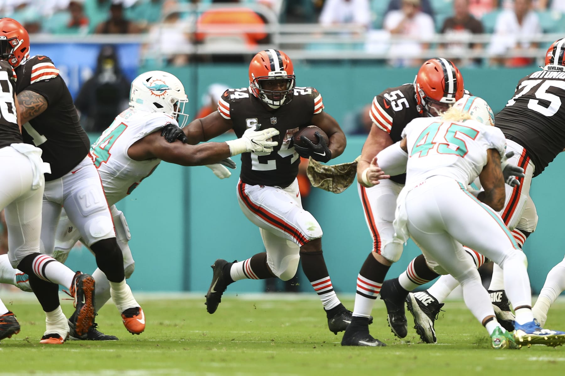 MIAMI GARDENS, FL - NOVEMBER 13: Nick Chubb #24 of the Cleveland Browns carries the ball during the second quarter of an NFL football game against the Miami Dolphins at Hard Rock Stadium on November 13, 2022 in Miami Gardens, Florida. (Photo by Kevin Sabitus/Getty Images)