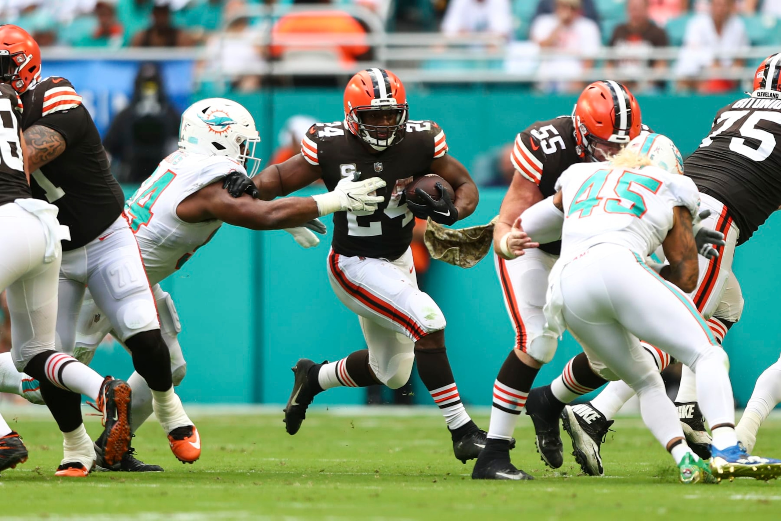 MIAMI GARDENS, FL - NOVEMBER 13: Nick Chubb #24 of the Cleveland Browns carries the ball during the second quarter of an NFL football game against the Miami Dolphins at Hard Rock Stadium on November 13, 2022 in Miami Gardens, Florida. (Photo by Kevin Sabitus/Getty Images)