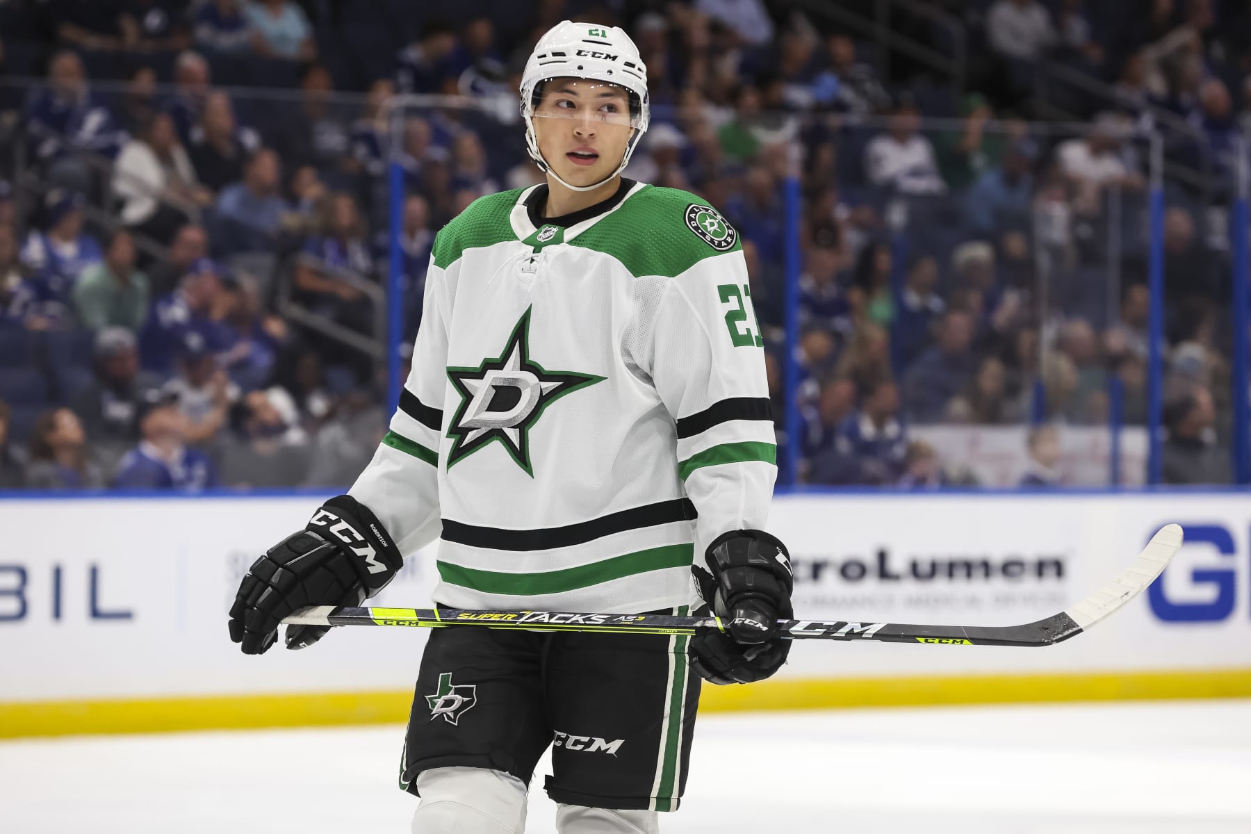 TAMPA, FL - NOVEMBER 15: Jason Robertson #21 of the Dallas Stars against the Tampa Bay Lightning during the first period at Amalie Arena on November 15, 2022 in Tampa, Florida. (Photo by Mark LoMoglio/NHLI via Getty Images)