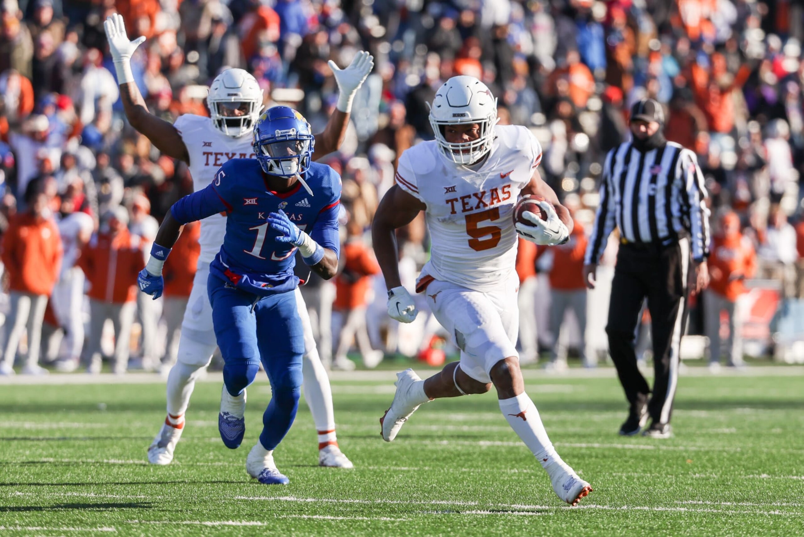 LAWRENCE, KS - NOVEMBER 19: Texas Longhorns running back Bijan Robinson (5) during a 17-yard touchdown run in the first quarter of a Big 12 college football game between the Texas Longhorns and Kansas Jayhawks on November 19, 2022 at Memorial Stadium in Lawrence, KS. (Photo by Scott Winters/Icon Sportswire via Getty Images) LAWRENCE, KS - NOVEMBER 19: Texas Longhorns running back Bijan Robinson (5) during a 17-yard touchdown run in the first quarter of a Big 12 college football game between the Texas Longhorns and Kansas Jayhawks on November 19, 2022 at Memorial Stadium in Lawrence, KS. (Photo by Scott Winters/Icon Sportswire via Getty Images)