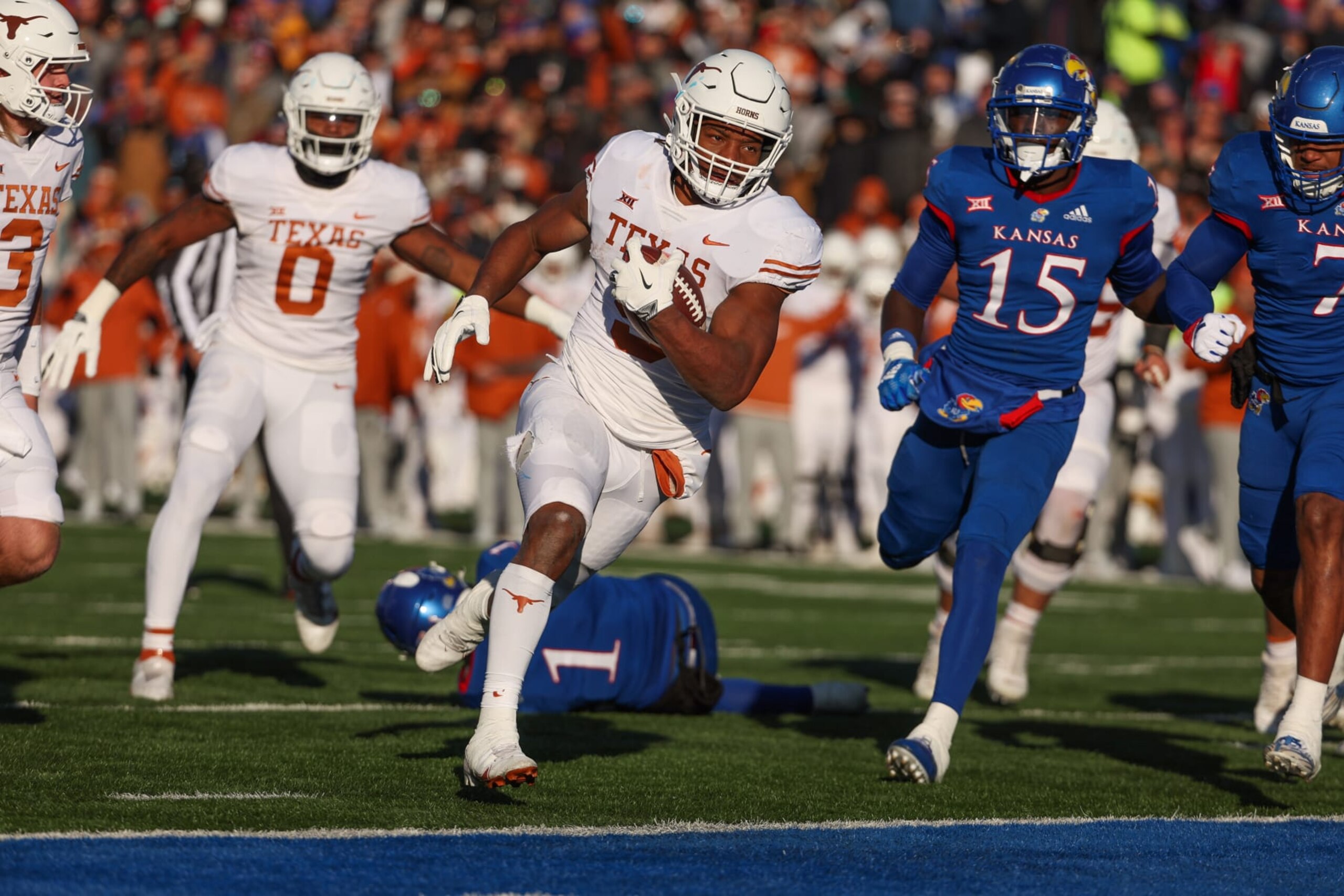 LAWRENCE, KS - NOVEMBER 19: Texas Longhorns running back Bijan Robinson (5) crosses the goal line for a touchdown in the second quarter of a Big 12 college football game between the Texas Longhorns and Kansas Jayhawks on November 19, 2022 at Memorial Stadium in Lawrence, KS. (Photo by Scott Winters/Icon Sportswire via Getty Images) LAWRENCE, KS - NOVEMBER 19: Texas Longhorns running back Bijan Robinson (5) crosses the goal line for a touchdown in the second quarter of a Big 12 college football game between the Texas Longhorns and Kansas Jayhawks on November 19, 2022 at Memorial Stadium in Lawrence, KS. (Photo by Scott Winters/Icon Sportswire via Getty Images)