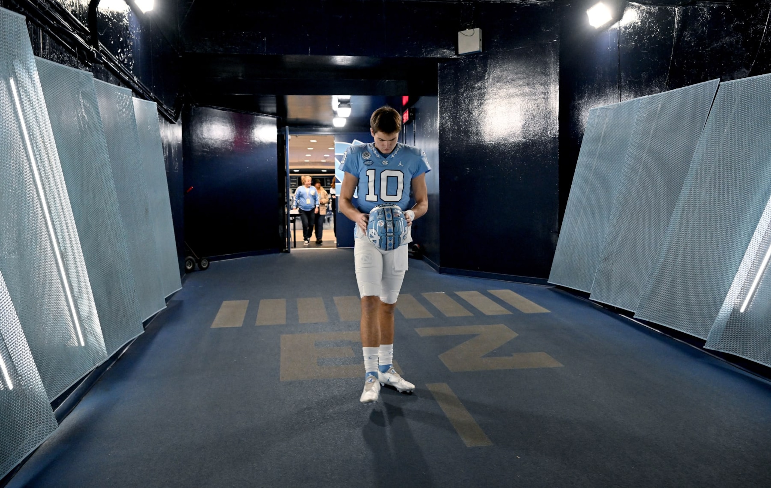 CHAPEL HILL, NORTH CAROLINA - NOVEMBER 19: Drake Maye #10 of the North Carolina Tar Heels prepares to tahe the field during their game against the Georgia Tech Yellow Jackets at Kenan Memorial Stadium on November 19, 2022 in Chapel Hill, North Carolina. (Photo by Grant Halverson/Getty Images) CHAPEL HILL, NORTH CAROLINA - NOVEMBER 19: Drake Maye #10 of the North Carolina Tar Heels prepares to tahe the field during their game against the Georgia Tech Yellow Jackets at Kenan Memorial Stadium on November 19, 2022 in Chapel Hill, North Carolina. (Photo by Grant Halverson/Getty Images)