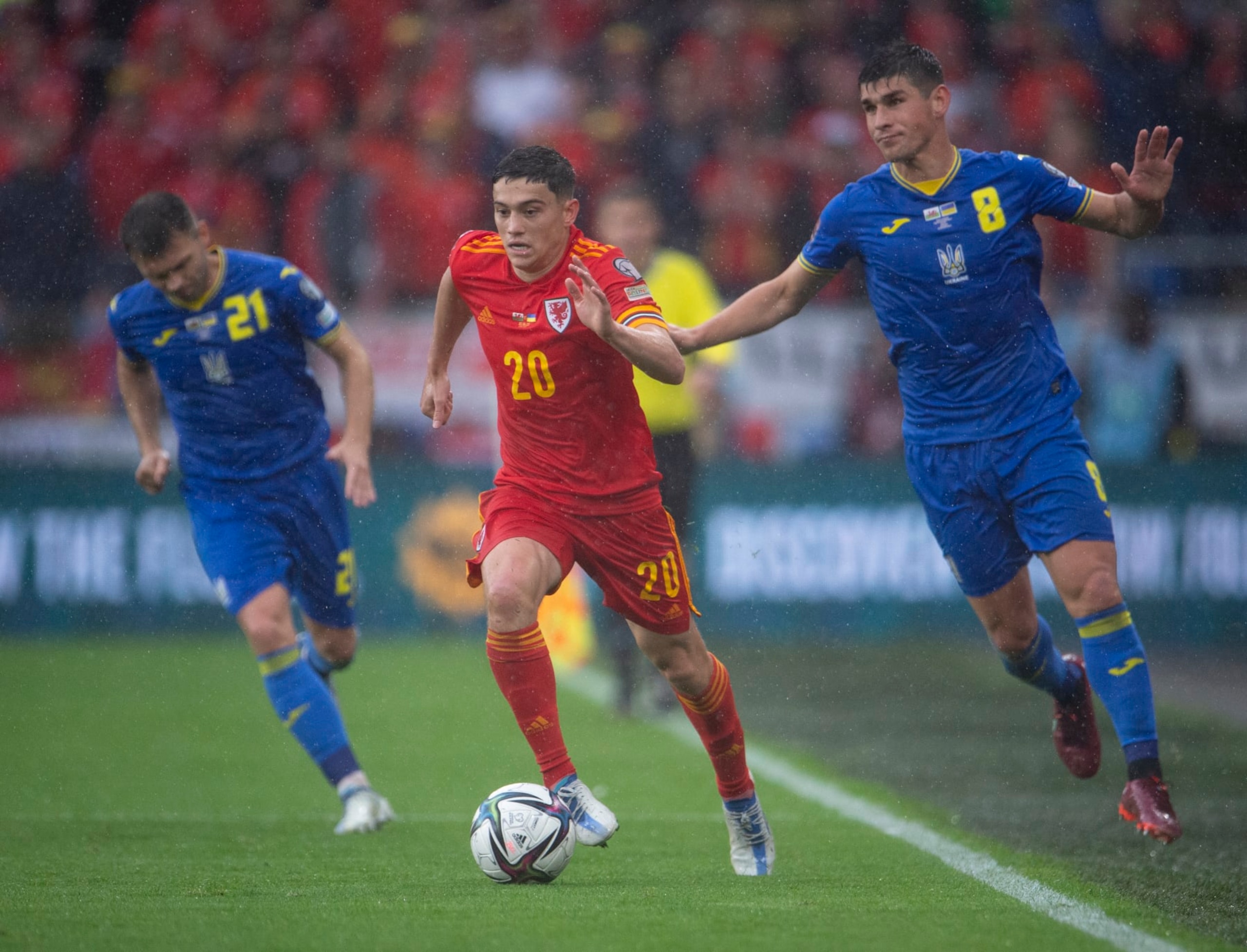 CARDIFF, WALES - JUNE 05: Daniel James of Wales with Oleksandr Karavaev and Ruslan Malinovskyi of Ukraine in action during the FIFA World Cup Qualifier between Wales and Ukraine at Cardiff City Stadium on June 05, 2022 in Cardiff, Wales. (Photo by Joe Prior/Visionhaus via Getty Images) CARDIFF, WALES - JUNE 05: Daniel James of Wales with Oleksandr Karavaev and Ruslan Malinovskyi of Ukraine in action during the FIFA World Cup Qualifier between Wales and Ukraine at Cardiff City Stadium on June 05, 2022 in Cardiff, Wales. (Photo by Joe Prior/Visionhaus via Getty Images)