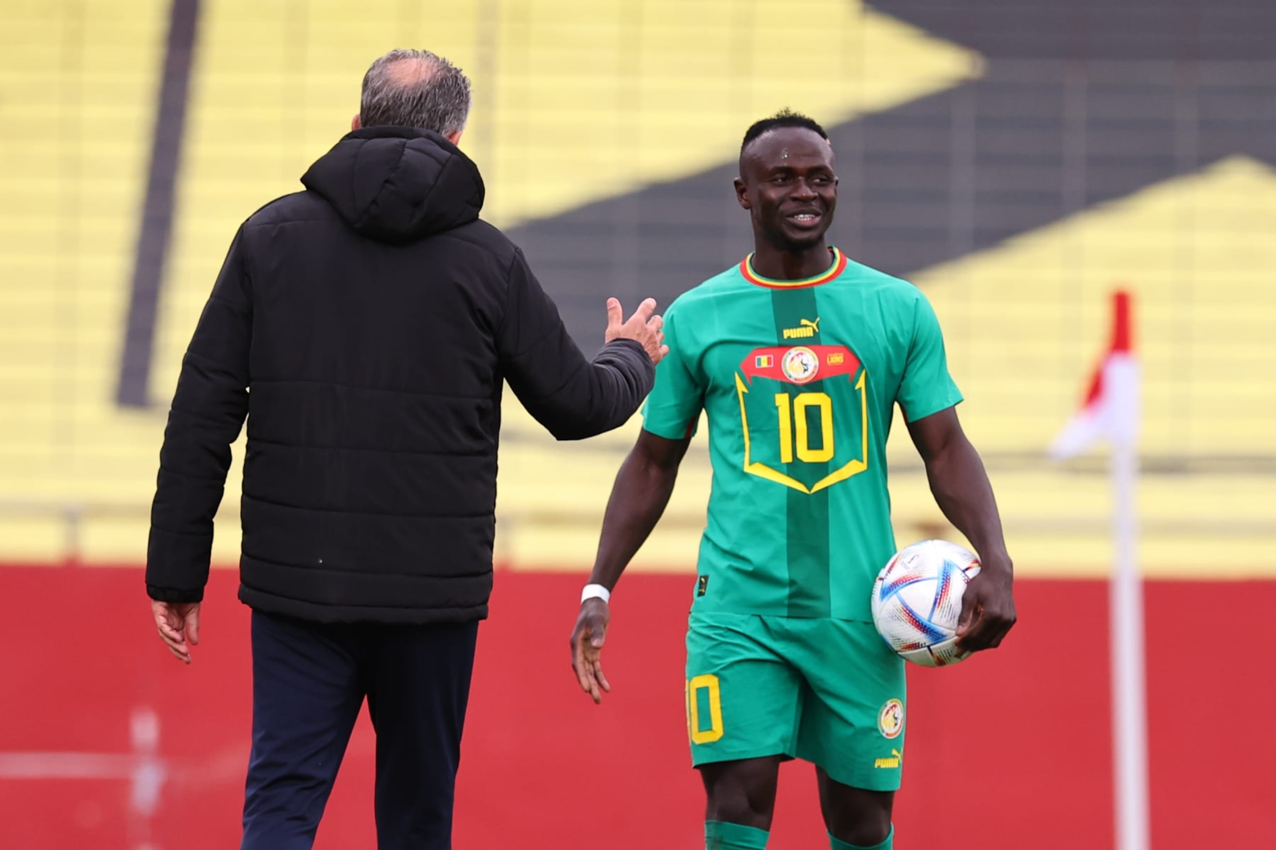 MARIA ENZERSDORF, AUSTRIA - SEPTEMBER 27: Carlos Queiroz the head coach / manager of Iran and Said Mane of Senegal during the  International Friendly between Senegal and Iran at Motion Invest Arena on September 27, 2022 in Maria Enzersdorf, Austria. (Photo by Robbie Jay Barratt - AMA/Getty Images)