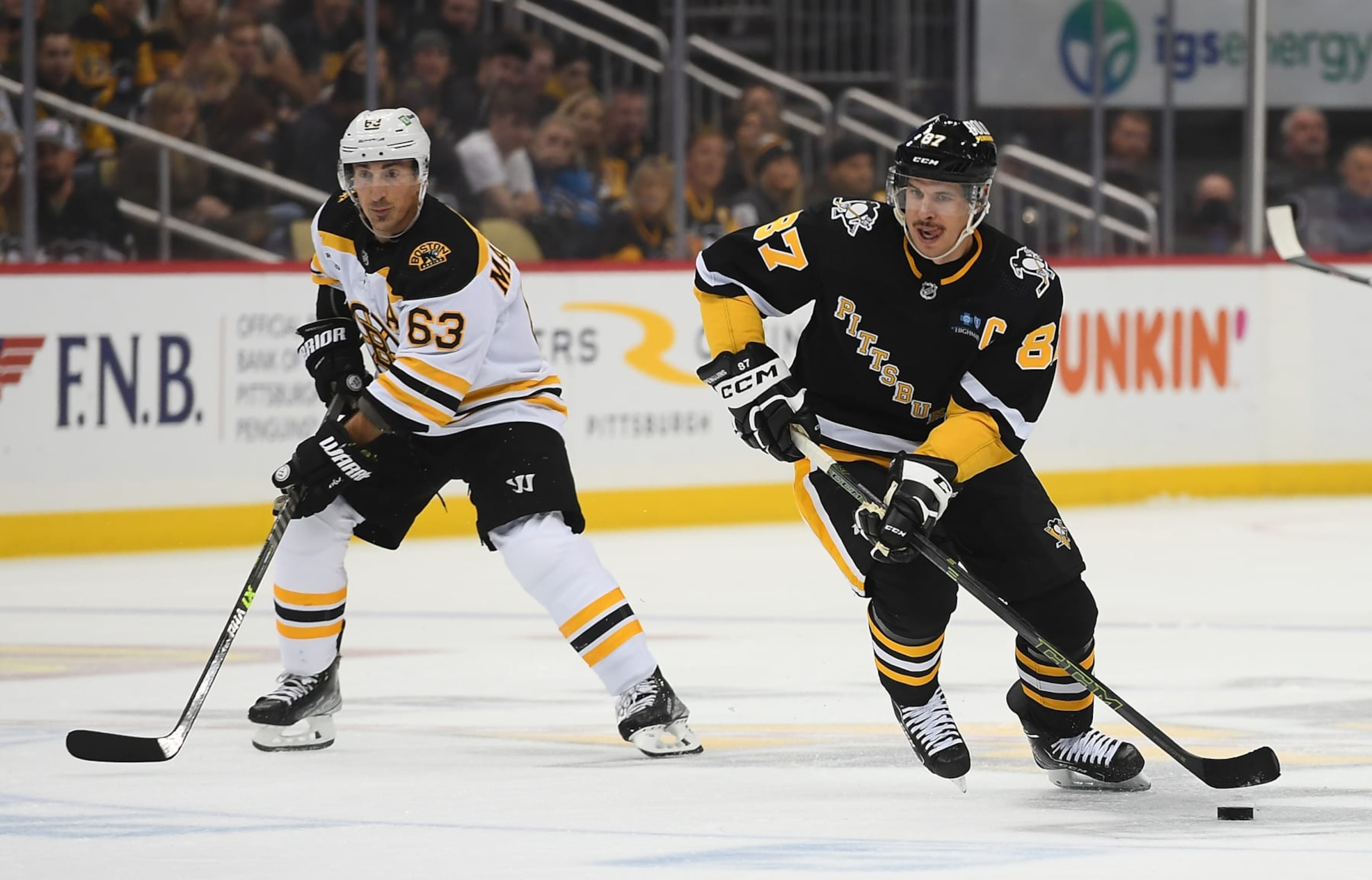 Pittsburgh Penguins center Sidney Crosby (right) and Boston Bruins winger Brad Marchand.