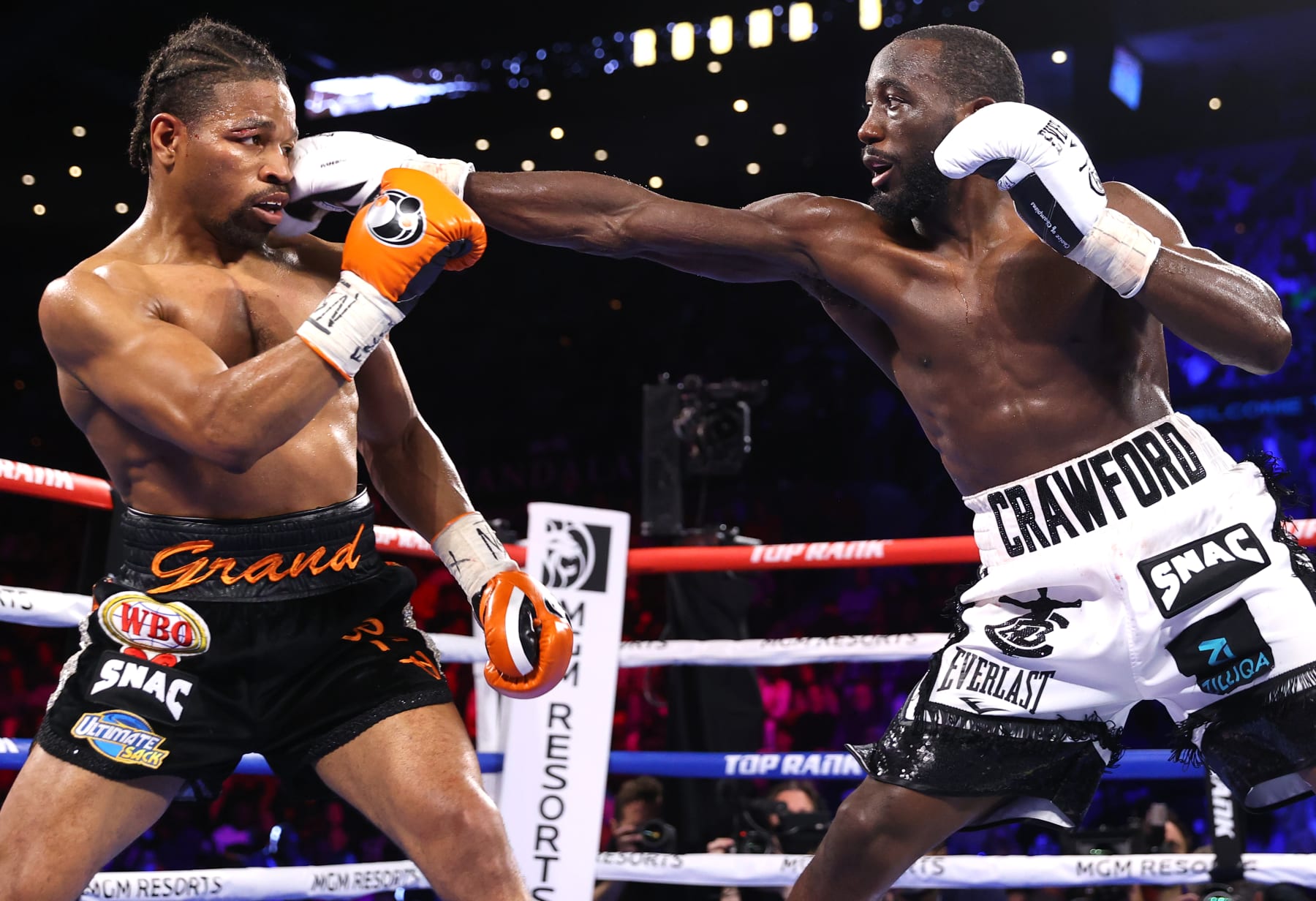 LAS VEGAS, NEVADA - NOVEMBER 20: Shawn Porter (L) and Terence Crawford (R) exchange punches during their fight for the WBO welterweight championship at Michelob ULTRA Arena on November 20, 2021 in Las Vegas, Nevada. (Photo by Mikey Williams/Top Rank Inc via Getty Images)