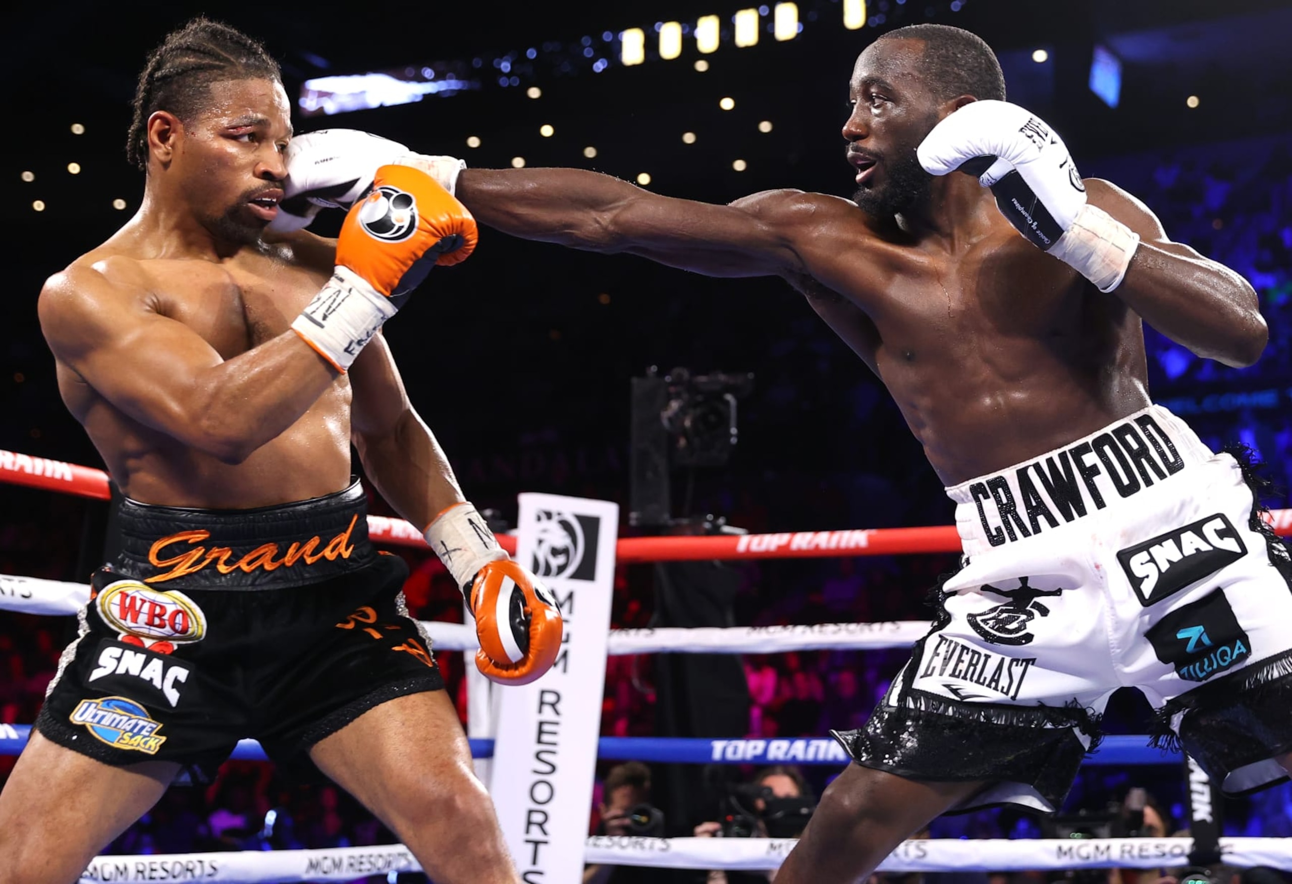LAS VEGAS, NEVADA - NOVEMBER 20: Shawn Porter (L) and Terence Crawford (R) exchange punches during their fight for the WBO welterweight championship at Michelob ULTRA Arena on November 20, 2021 in Las Vegas, Nevada. (Photo by Mikey Williams/Top Rank Inc via Getty Images) LAS VEGAS, NEVADA - NOVEMBER 20: Shawn Porter (L) and Terence Crawford (R) exchange punches during their fight for the WBO welterweight championship at Michelob ULTRA Arena on November 20, 2021 in Las Vegas, Nevada. (Photo by Mikey Williams/Top Rank Inc via Getty Images)