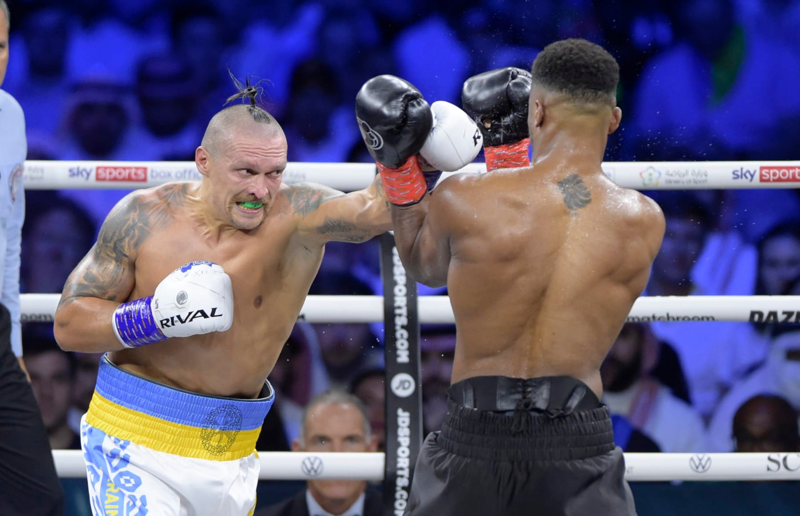 JEDDAH, SAUDI ARABIA - AUGUST 20: Oleksandr Usyk and Anthony Joshua trade punches during the Rage on the Red Sea Heavyweight Title Fight at King Abdullah Sports City Arena on August 20, 2022 in Jeddah, Saudi Arabia. (Photo by Khalid Alhaj/MB Media/Getty Images) JEDDAH, SAUDI ARABIA - AUGUST 20: Oleksandr Usyk and Anthony Joshua trade punches during the Rage on the Red Sea Heavyweight Title Fight at King Abdullah Sports City Arena on August 20, 2022 in Jeddah, Saudi Arabia. (Photo by Khalid Alhaj/MB Media/Getty Images)