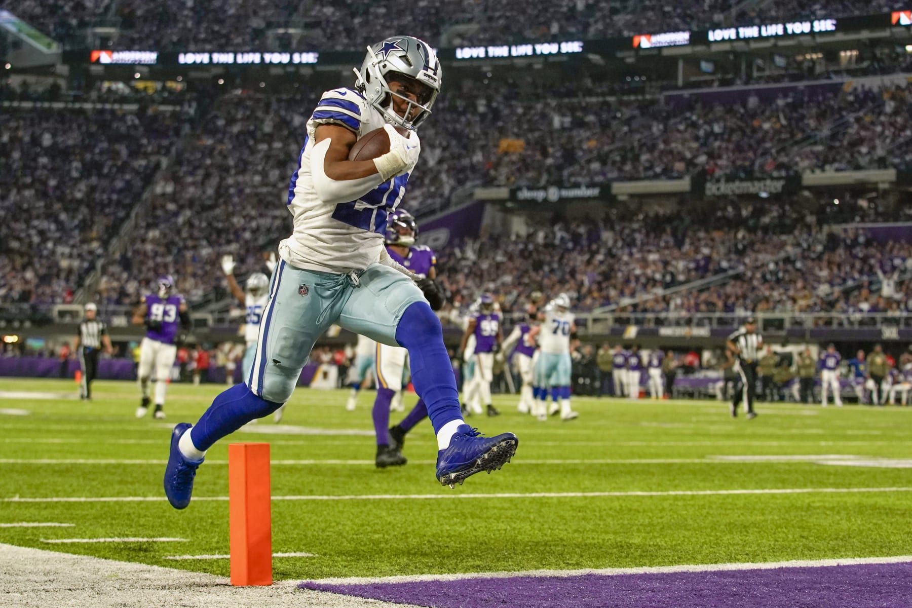 MINNEAPOLIS, MN - NOVEMBER 20: Dallas Cowboys running back Tony Pollard (20) scores a touchdown on the end of a 30-yard reception from Dallas Cowboys quarterback Dak Prescott (4) during the second quarter of a game between the Minnesota Vikings and Dallas Cowboys on November 20, 2022, at U.S. Bank Stadium in Minneapolis, MN.(Photo by Nick Wosika/Icon Sportswire via Getty Images)