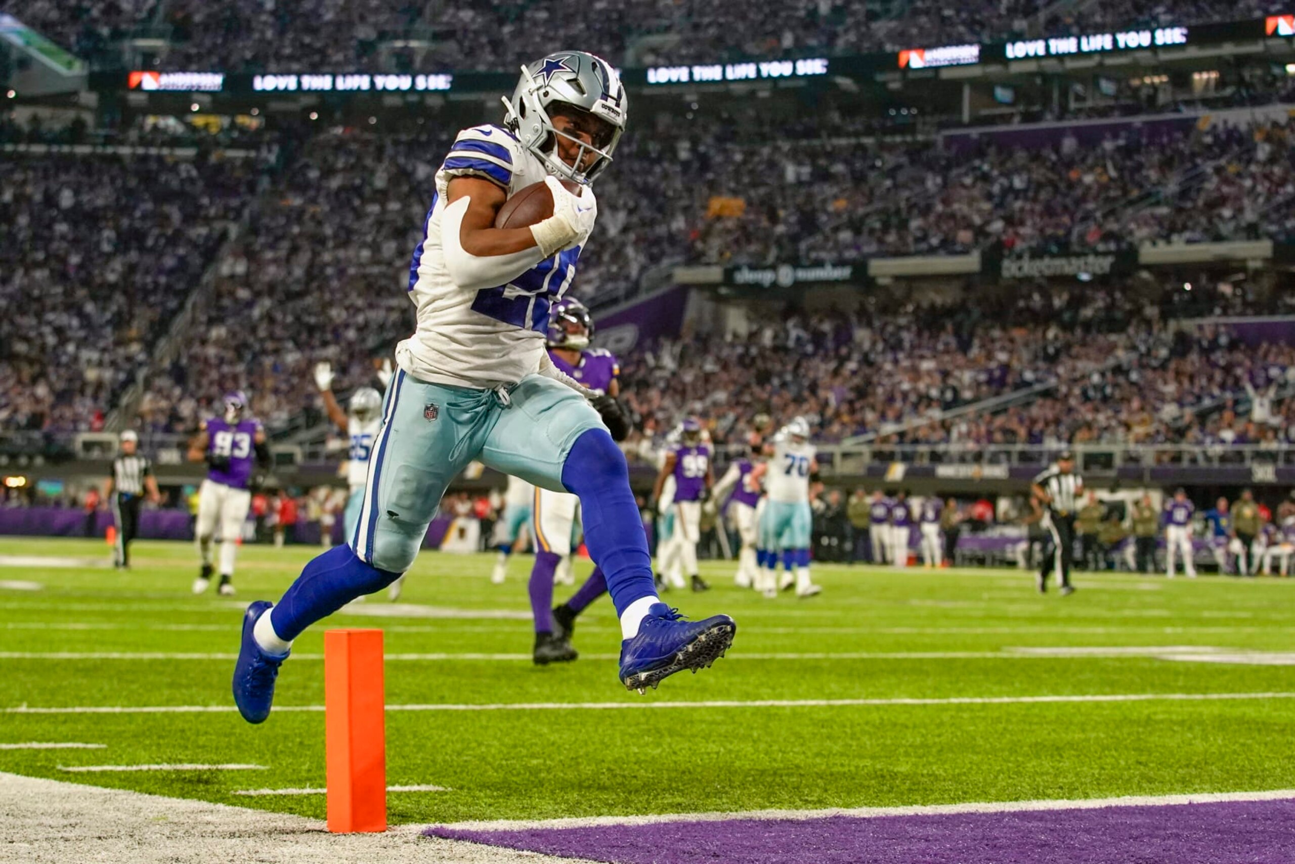 MINNEAPOLIS, MN - NOVEMBER 20: Dallas Cowboys running back Tony Pollard (20) scores a touchdown on the end of a 30-yard reception from Dallas Cowboys quarterback Dak Prescott (4) during the second quarter of a game between the Minnesota Vikings and Dallas Cowboys on November 20, 2022, at U.S. Bank Stadium in Minneapolis, MN.(Photo by Nick Wosika/Icon Sportswire via Getty Images)
