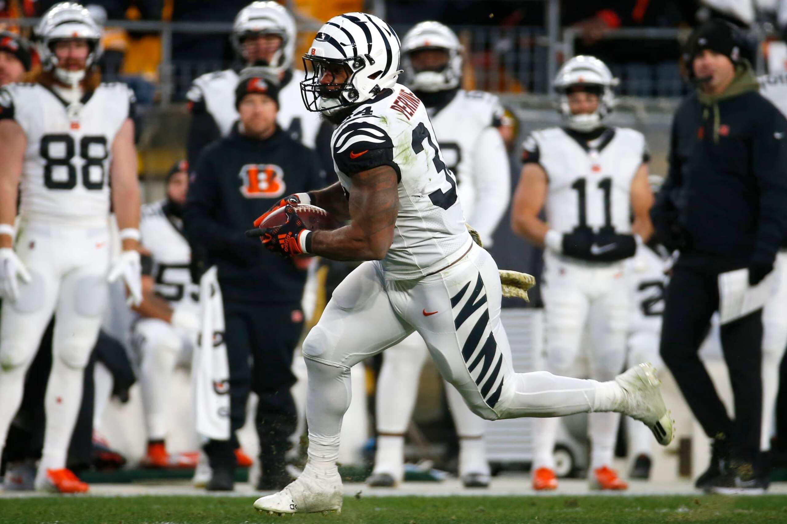 PITTSBURGH, PENNSYLVANIA - NOVEMBER 20: Samaje Perine #34 of the Cincinnati Bengals scores a touchdown during the first quarter against the Pittsburgh Steelers at Acrisure Stadium on November 20, 2022 in Pittsburgh, Pennsylvania. (Photo by Justin K. Aller/Getty Images) PITTSBURGH, PENNSYLVANIA - NOVEMBER 20: Samaje Perine #34 of the Cincinnati Bengals scores a touchdown during the first quarter against the Pittsburgh Steelers at Acrisure Stadium on November 20, 2022 in Pittsburgh, Pennsylvania. (Photo by Justin K. Aller/Getty Images)