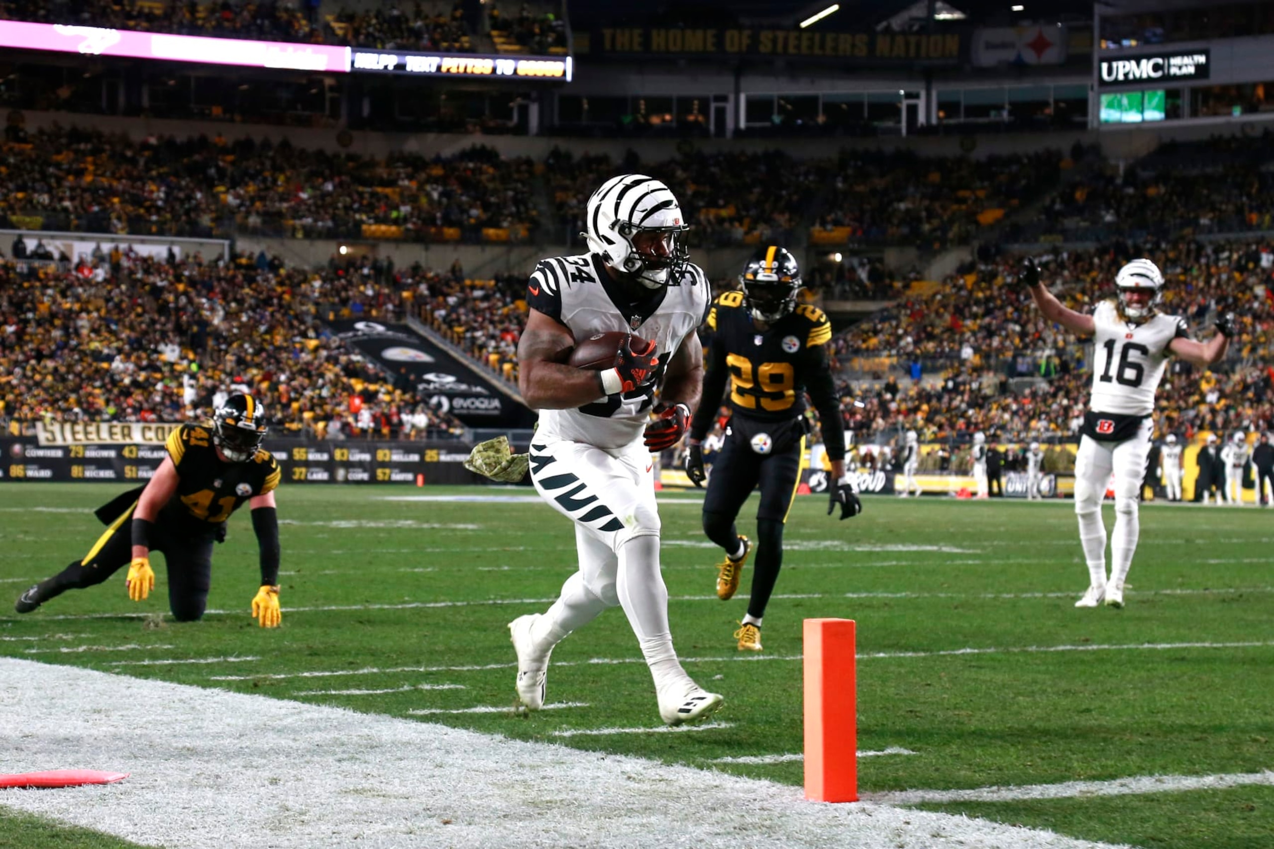 PITTSBURGH, PENNSYLVANIA - NOVEMBER 20: Samaje Perine #34 of the Cincinnati Bengals scores a touchdown during the second quarter against the Pittsburgh Steelers at Acrisure Stadium on November 20, 2022 in Pittsburgh, Pennsylvania. (Photo by Justin K. Aller/Getty Images) PITTSBURGH, PENNSYLVANIA - NOVEMBER 20: Samaje Perine #34 of the Cincinnati Bengals scores a touchdown during the second quarter against the Pittsburgh Steelers at Acrisure Stadium on November 20, 2022 in Pittsburgh, Pennsylvania. (Photo by Justin K. Aller/Getty Images)