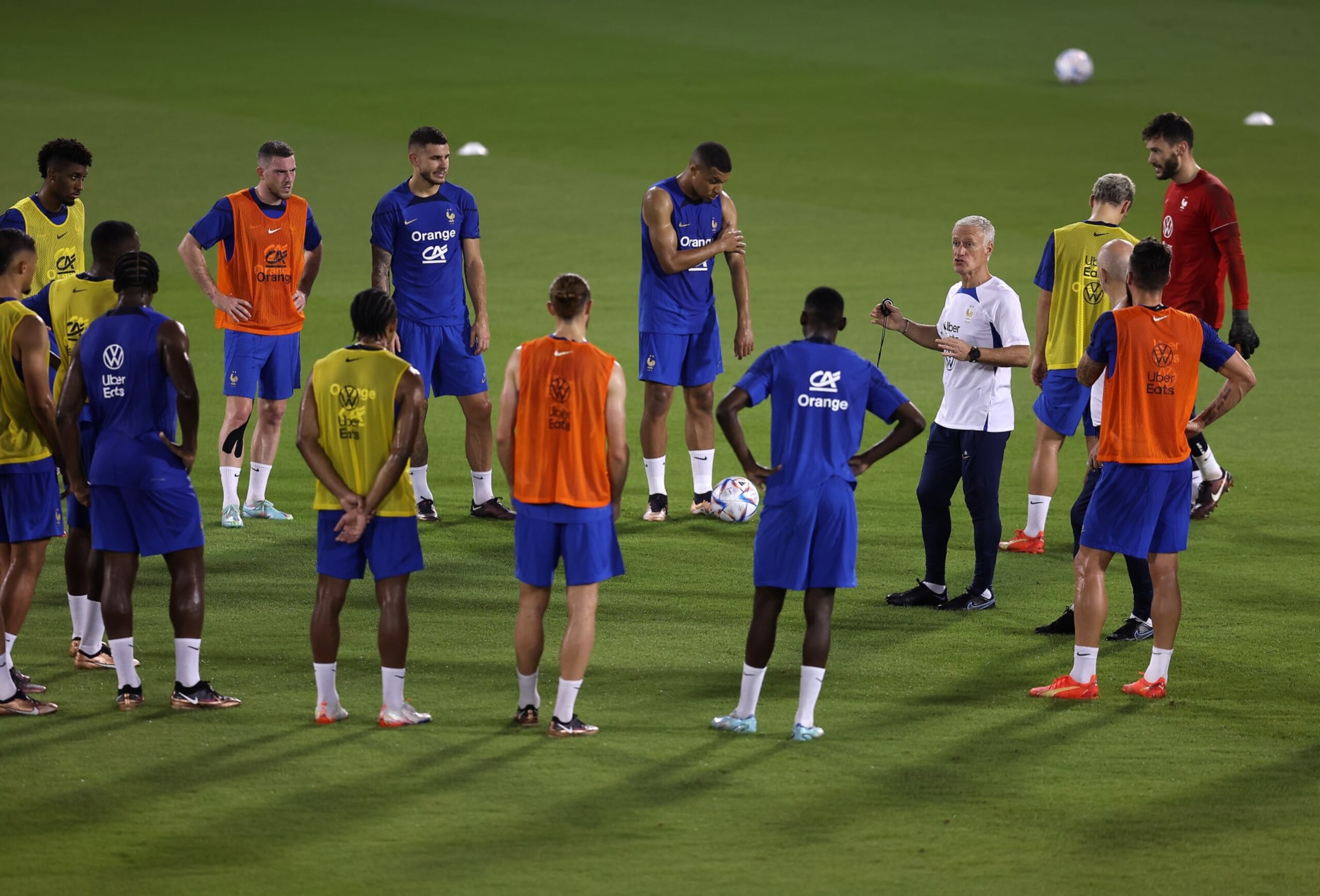 DOHA, QATAR - NOVEMBER 17: Didier Deschamps, Head Coach of France, talks to his players during the France Press Conference and Training session at Al Sadd SC Stadium on November 17, 2022 in Doha, Qatar. (Photo by Christopher Lee/Getty Images)